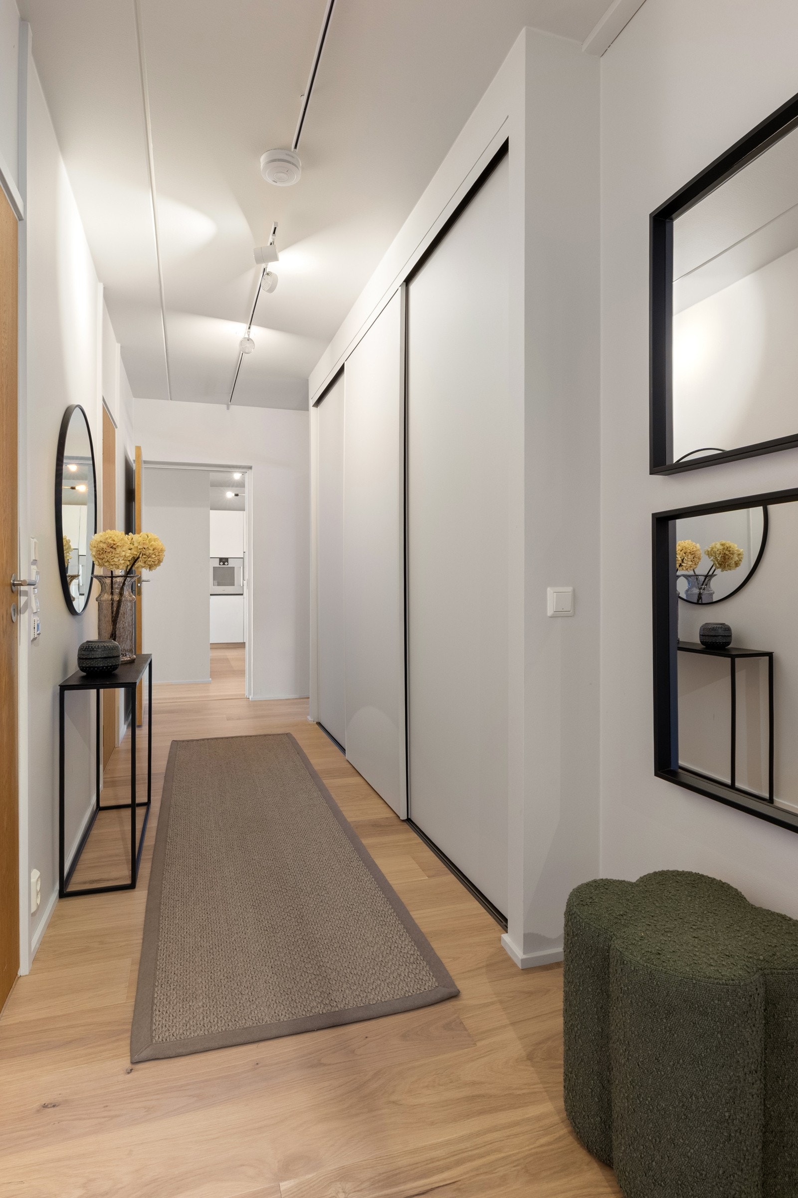 I hallen er det en stor skyvedørsgarderobe som dekker en god del av lengden i rommet Galleribilde