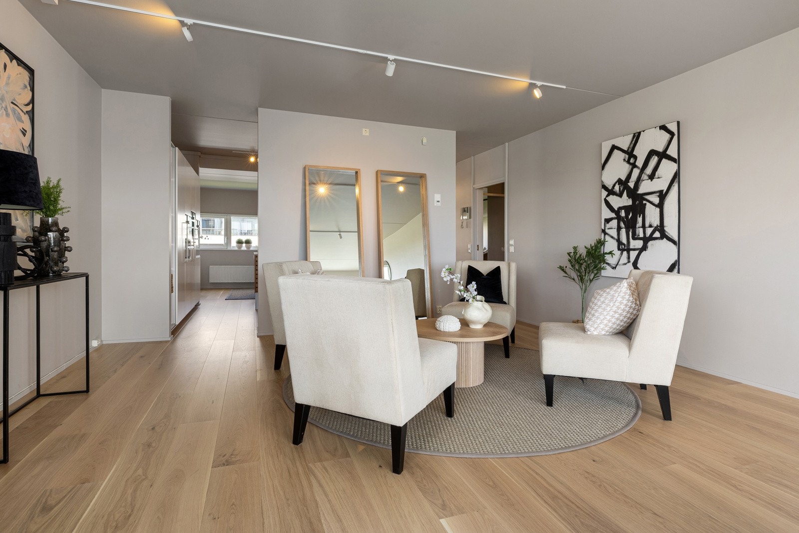 Ellers er det god plass til sofaløsninger, sittegruppe og multimedia i stuen Galleribilde