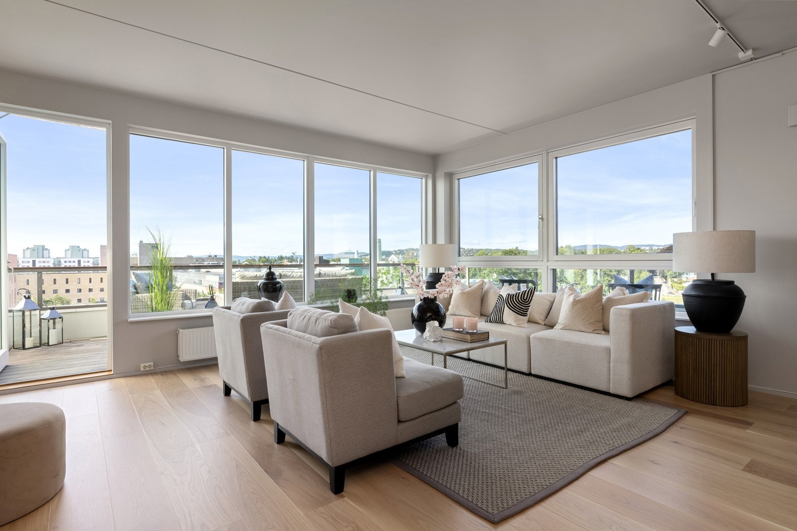 Stuen er et stort og luftig rom med flotte vindusflater mot utsikten som åpner opp Galleribilde