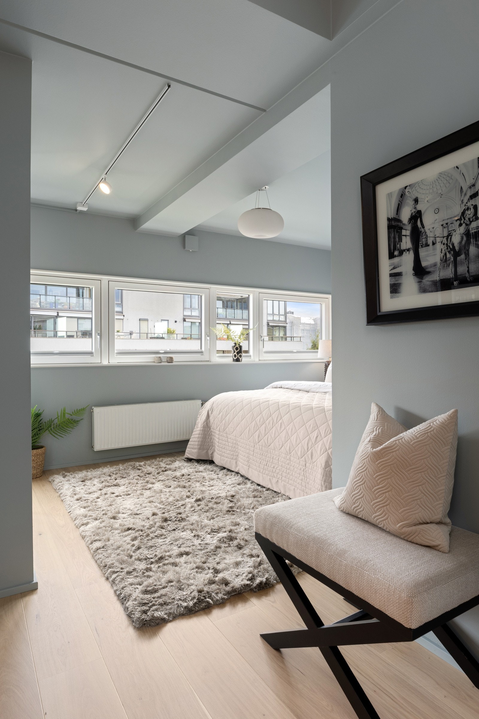 Leiligheten har tre soverom, alle med behagelige fargevalg og god takhøyde Galleribilde