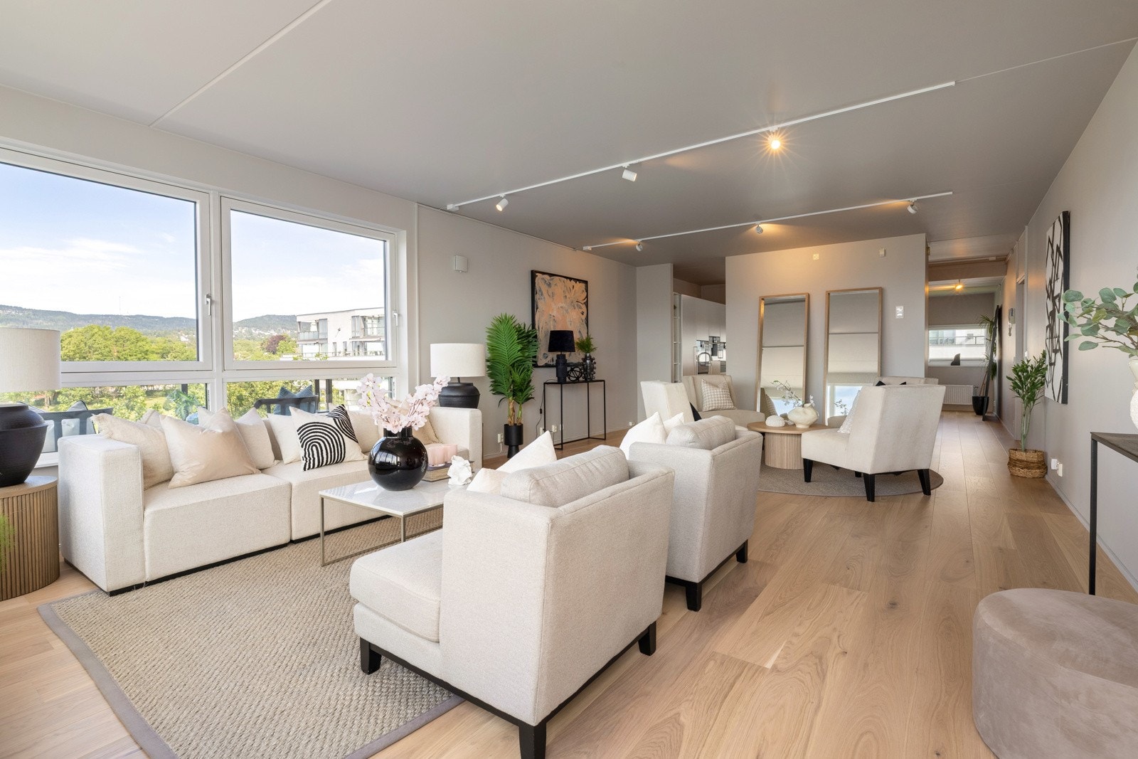 Stuen ligger adskilt av en vegg mot kjøkkenet, men det er åpent på begge sider av denne Galleribilde