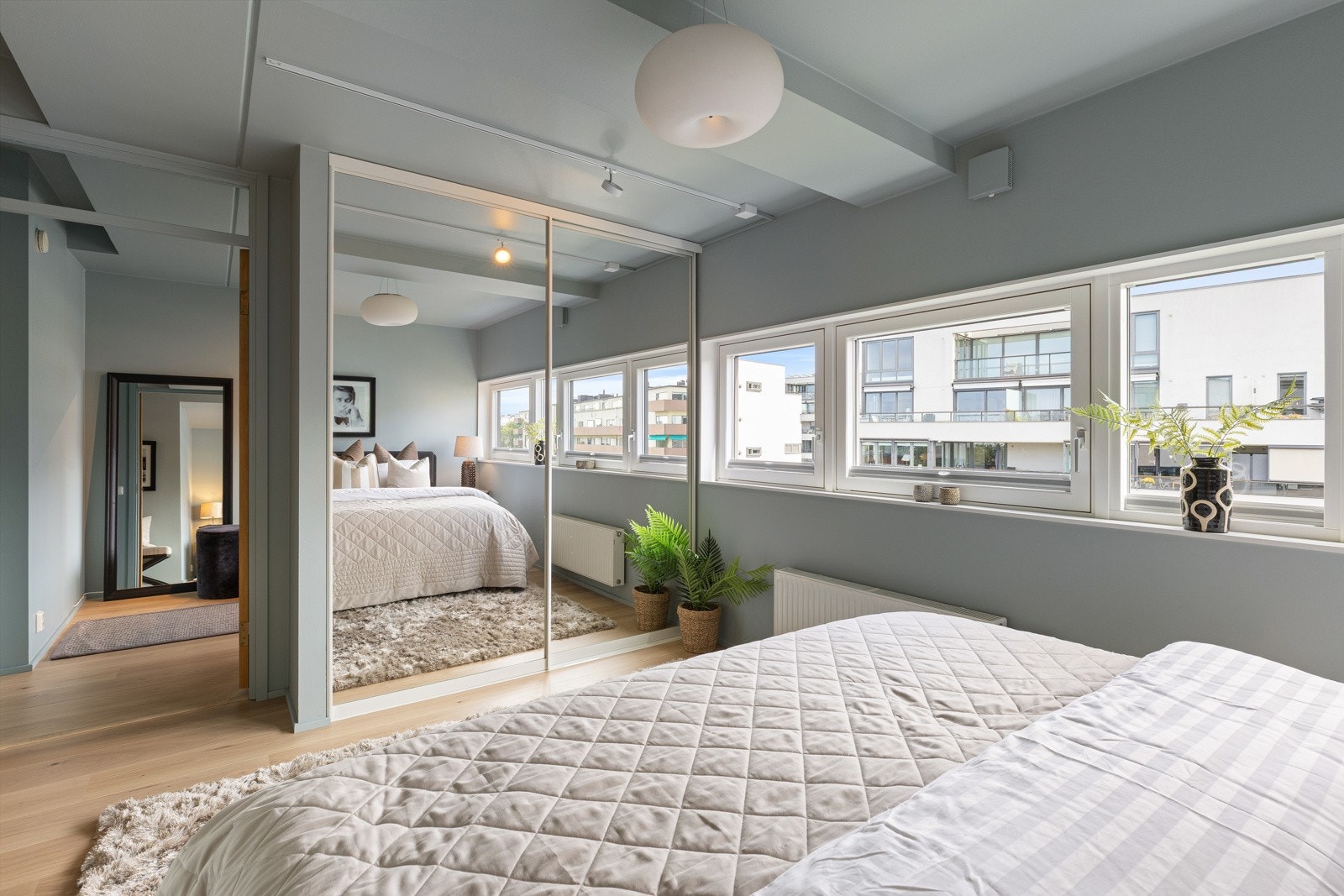 Det er en stor, takhøy garderobeløsning i rommet og tilgang til soverom nr. 3 Galleribilde