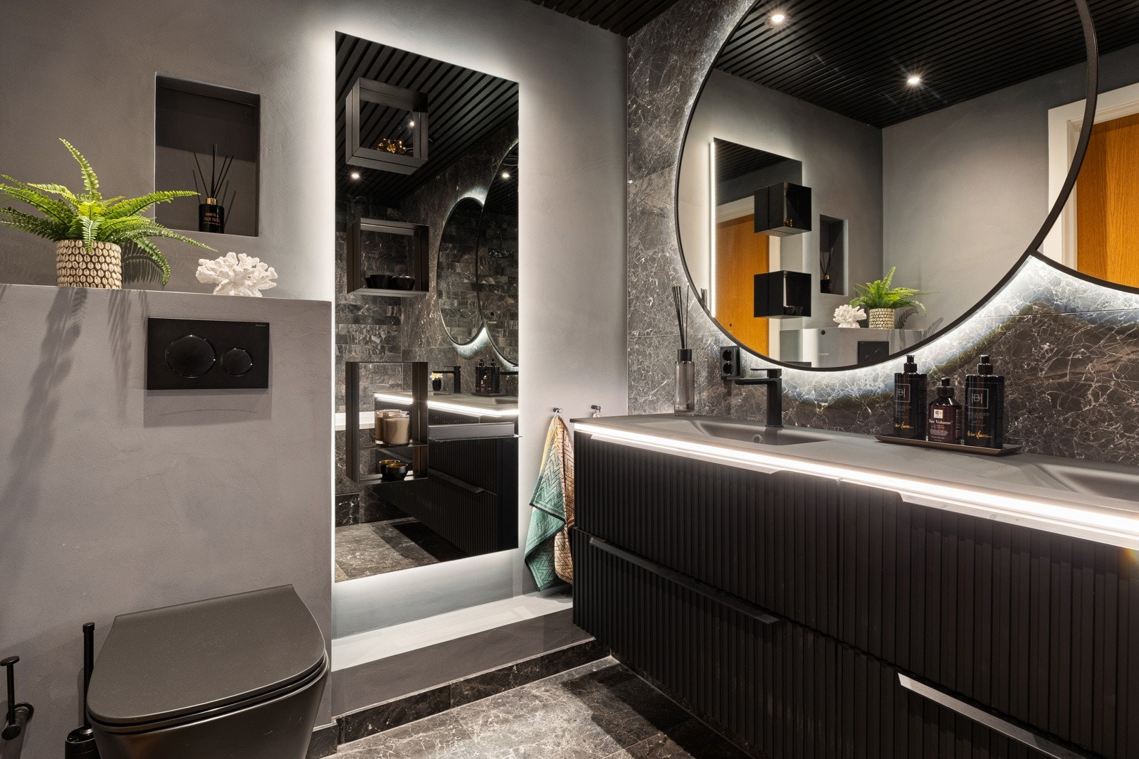 Hovedbadet med badekar. Innbydende med spalook, flislagte vegger rundt servant og badekar, samt microsement på øvrige vegger Galleribilde