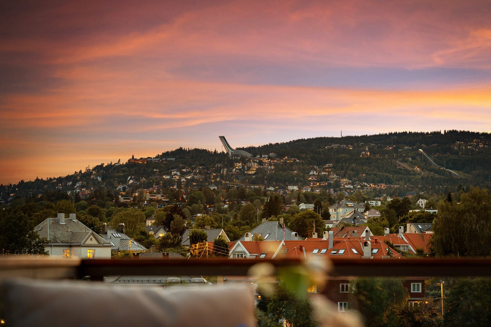 Fra terrassen ser du mot Frogner kirke i syd, til Holmenkollen i vest Galleribilde