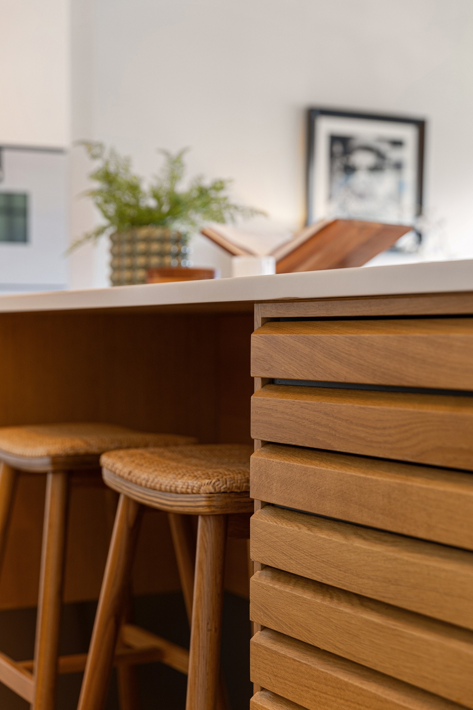 Den nye parketten er lagt under kjøkkenøyen. Øya kan også flyttes litt på, om man ønsker Galleribilde