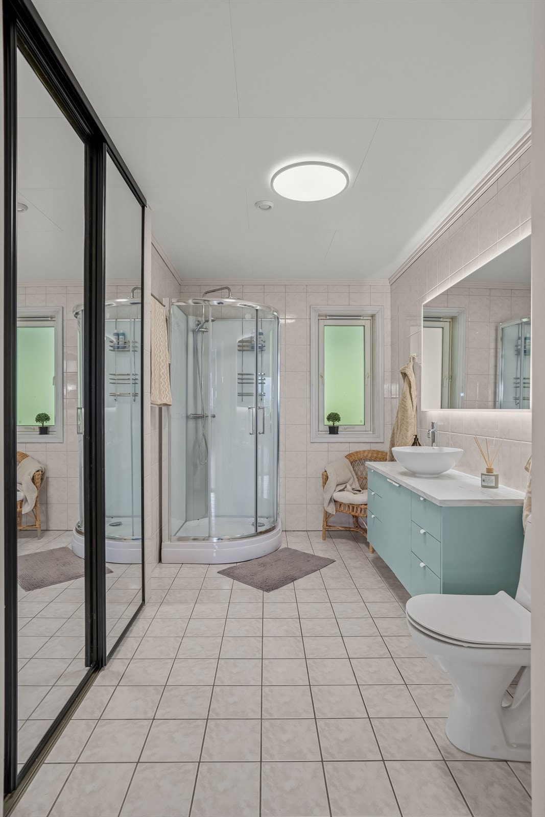 Rommet er innredet med servant, speil med integrert belysning, dusjkabinettet og toalett. Galleribilde