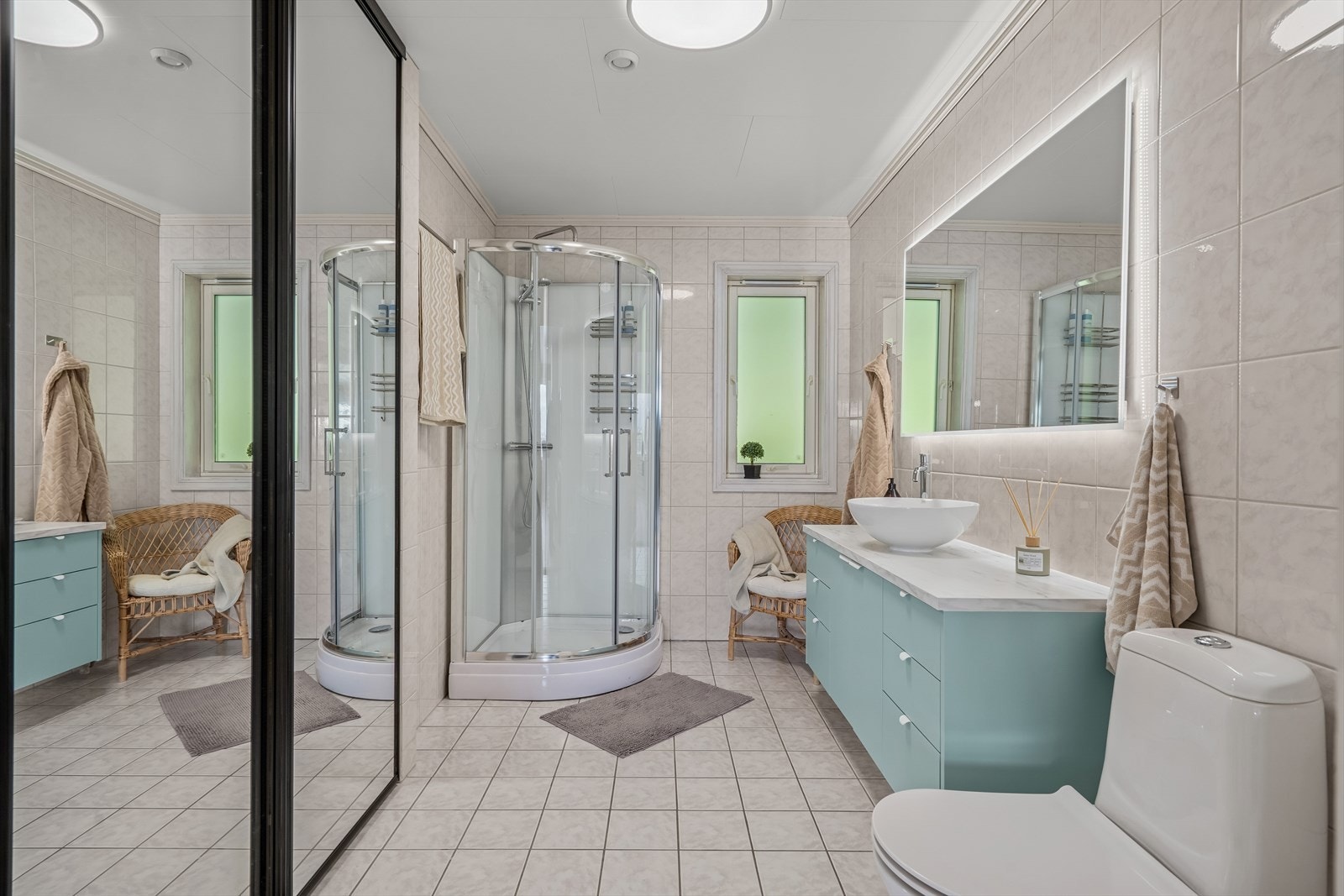 Baderommet fremstår funksjonelt, med flislagte overflater og elektrisk gulvvarme som gir god komfort året rundt. Galleribilde