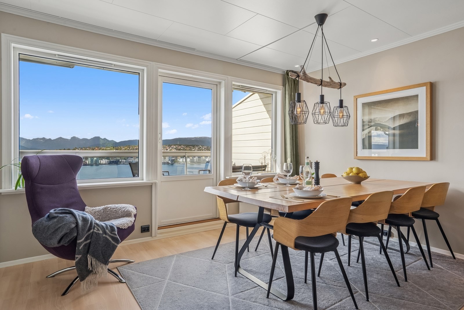 Nyt måltidet med utsikt - fra spiseplassen kan du se rett ut mot Tromsøysundet og det vakre landskapet rundt. Galleribilde