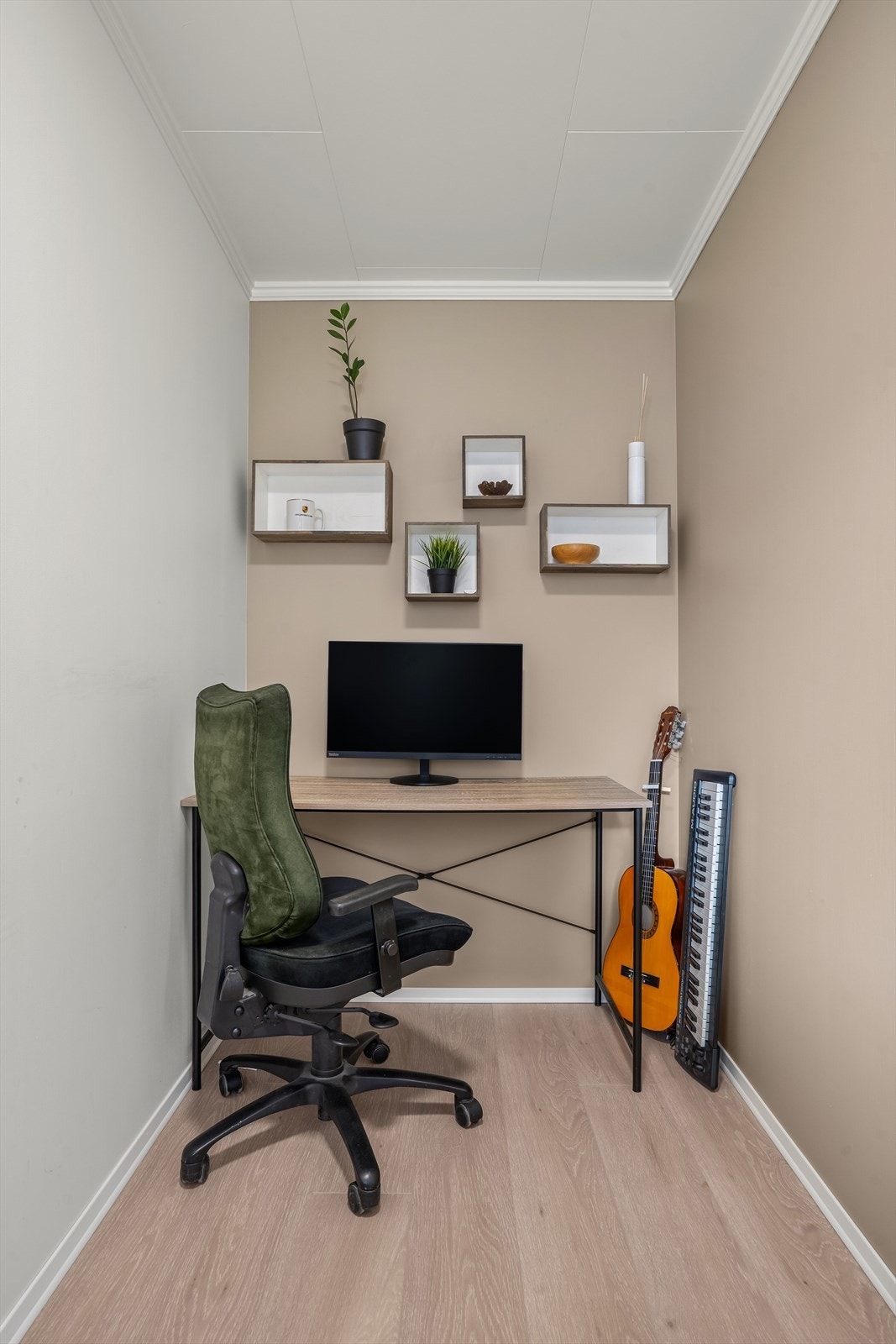 Kontorplass med ro - ideelt for hjemmearbeid eller studier. Galleribilde