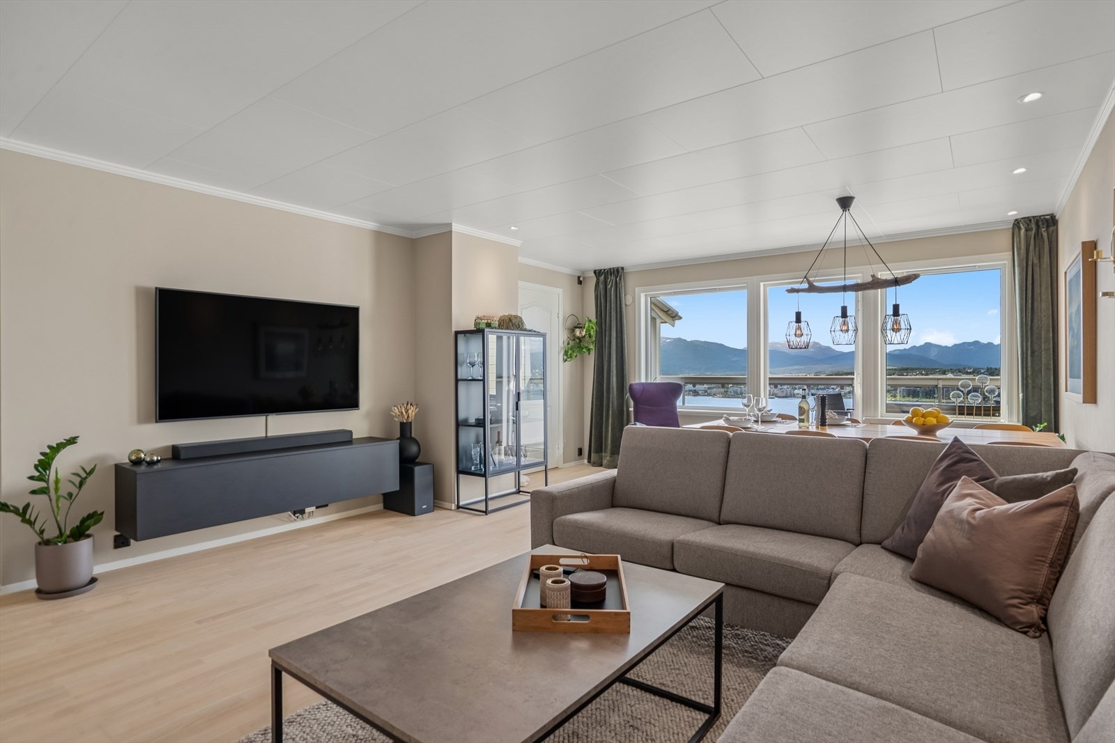 Fra stuen er det direkte utgang til en vestvendt balkong. Galleribilde