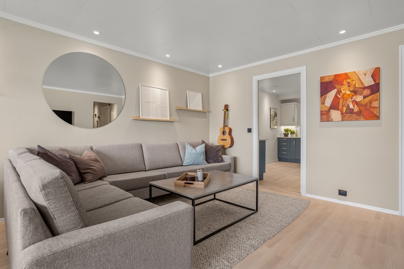 Rommet har en praktisk utforming som gjør det enkelt å møblere med sofahjørne, sofabord, TV-møbel, vitrineskap og annen ønsket innredning. Galleribilde