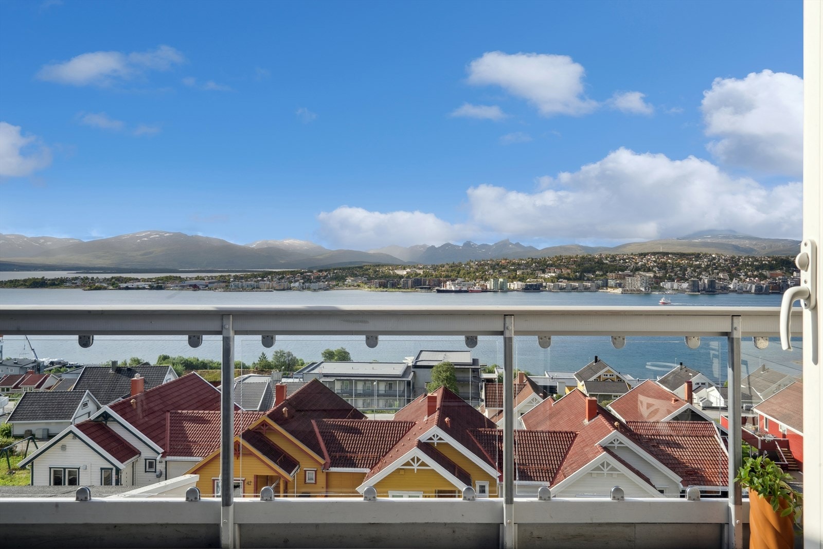 Eiendommen ligger i et etablert område med småhus- og blokkbebyggelser, bestående av leiligheter, eneboliger og rekkehus. Galleribilde