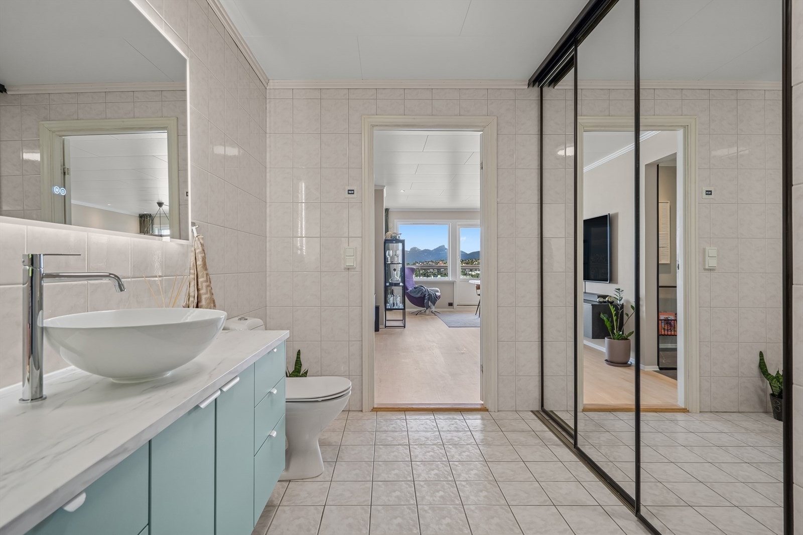 I tillegg finnes det et eget skap inne på badet som gir nyttig oppbevaringsplass til håndklær, toalettsaker og annet utstyr. Galleribilde