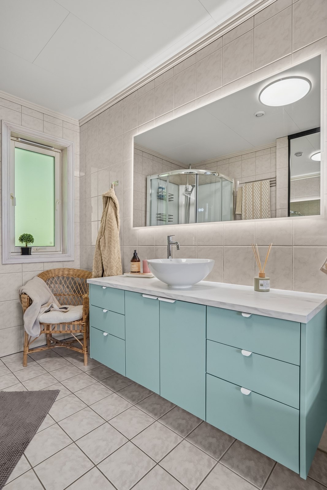 Servantskapet gir praktisk oppbevaring til toalettsaker, håndklær og det du ønsker å ha lett tilgjengelig på badet. Galleribilde