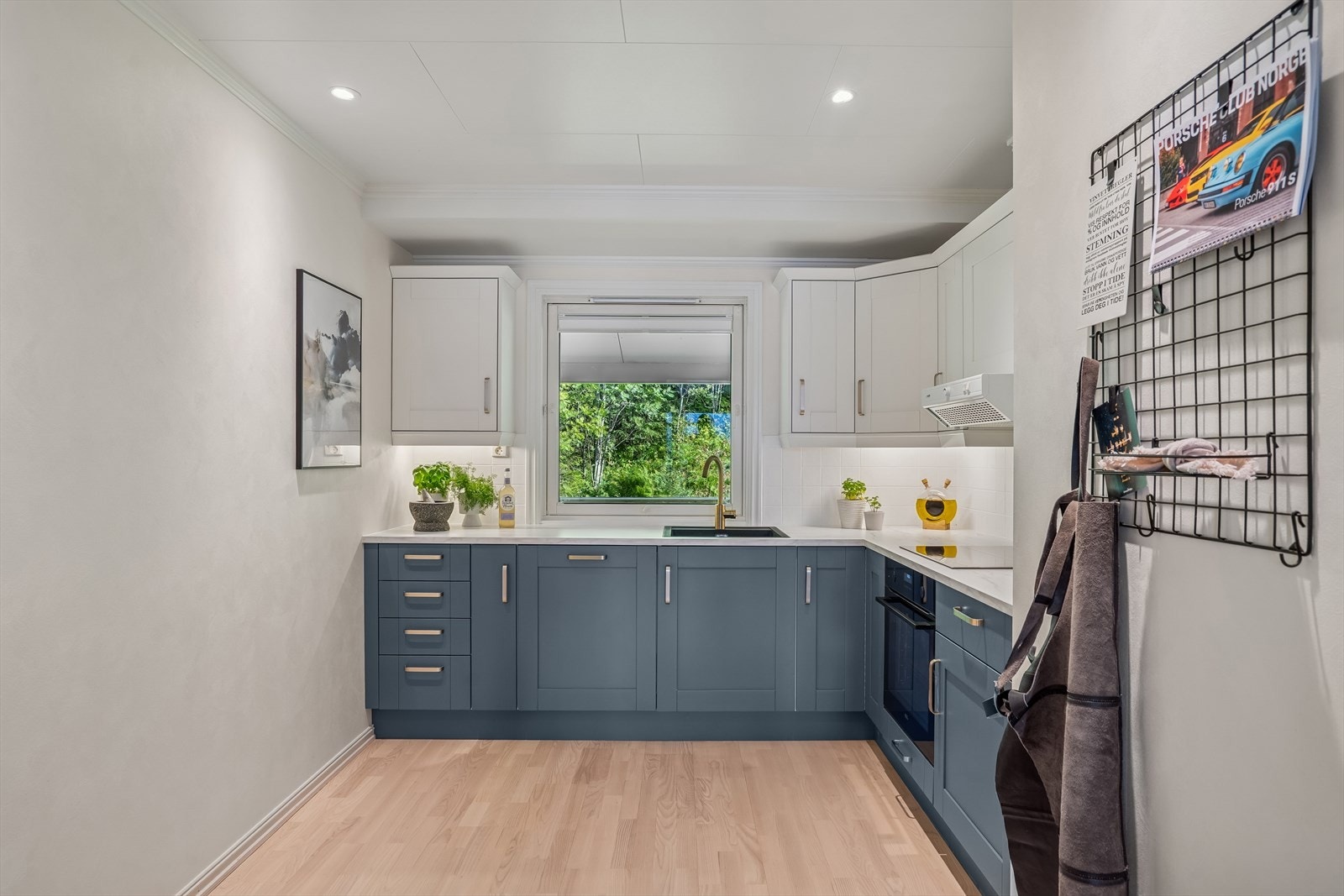 Kjøkkenet har pene og moderne overflater, og benkeplaten i laminat gir et slitesterkt og lettstelt arbeidsområde. Galleribilde