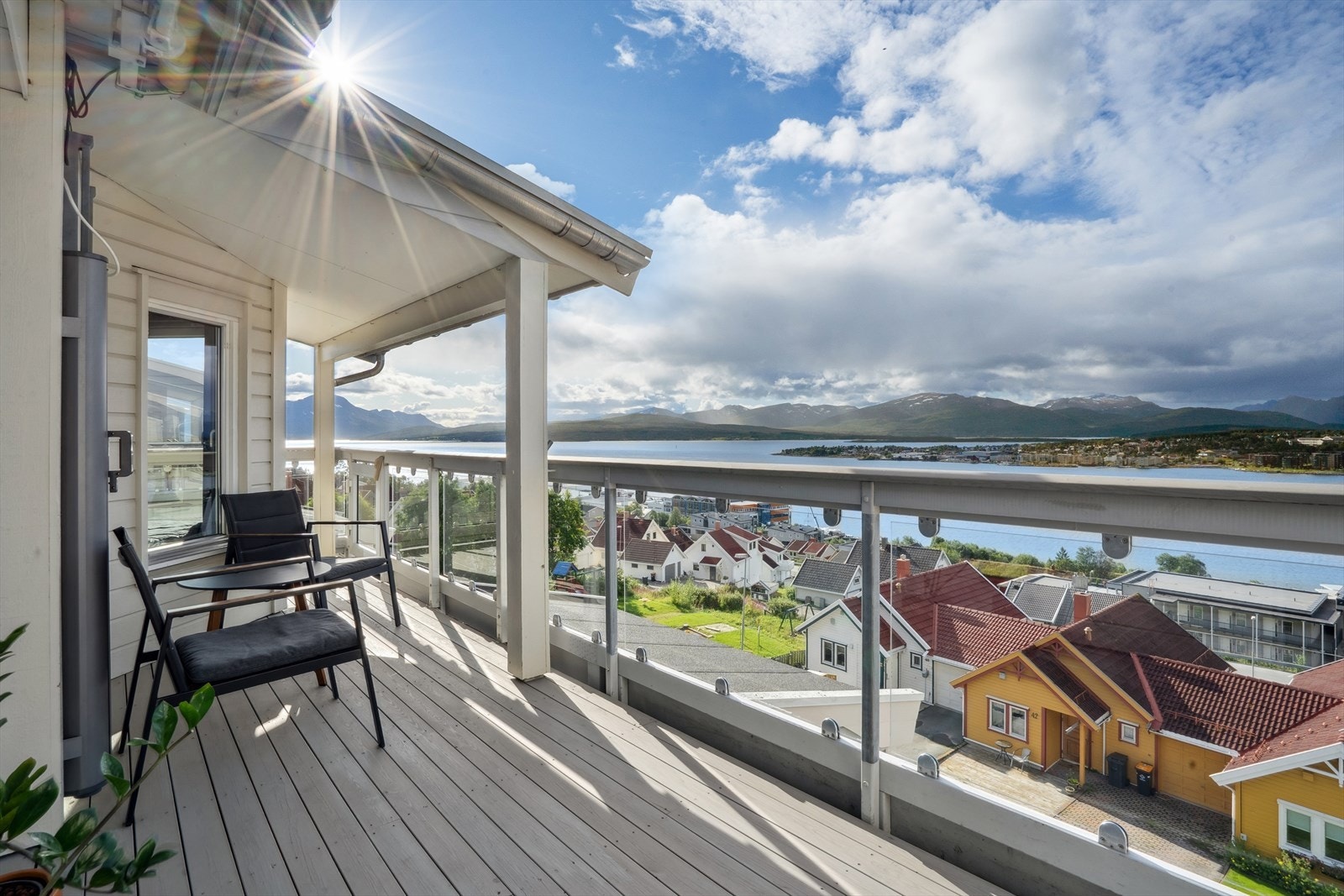 Panorama utsikt over Tromsøysundet - nyt det vakre landskapet fra egen balkong med fri utsikt mot fjord og fjell. Galleribilde