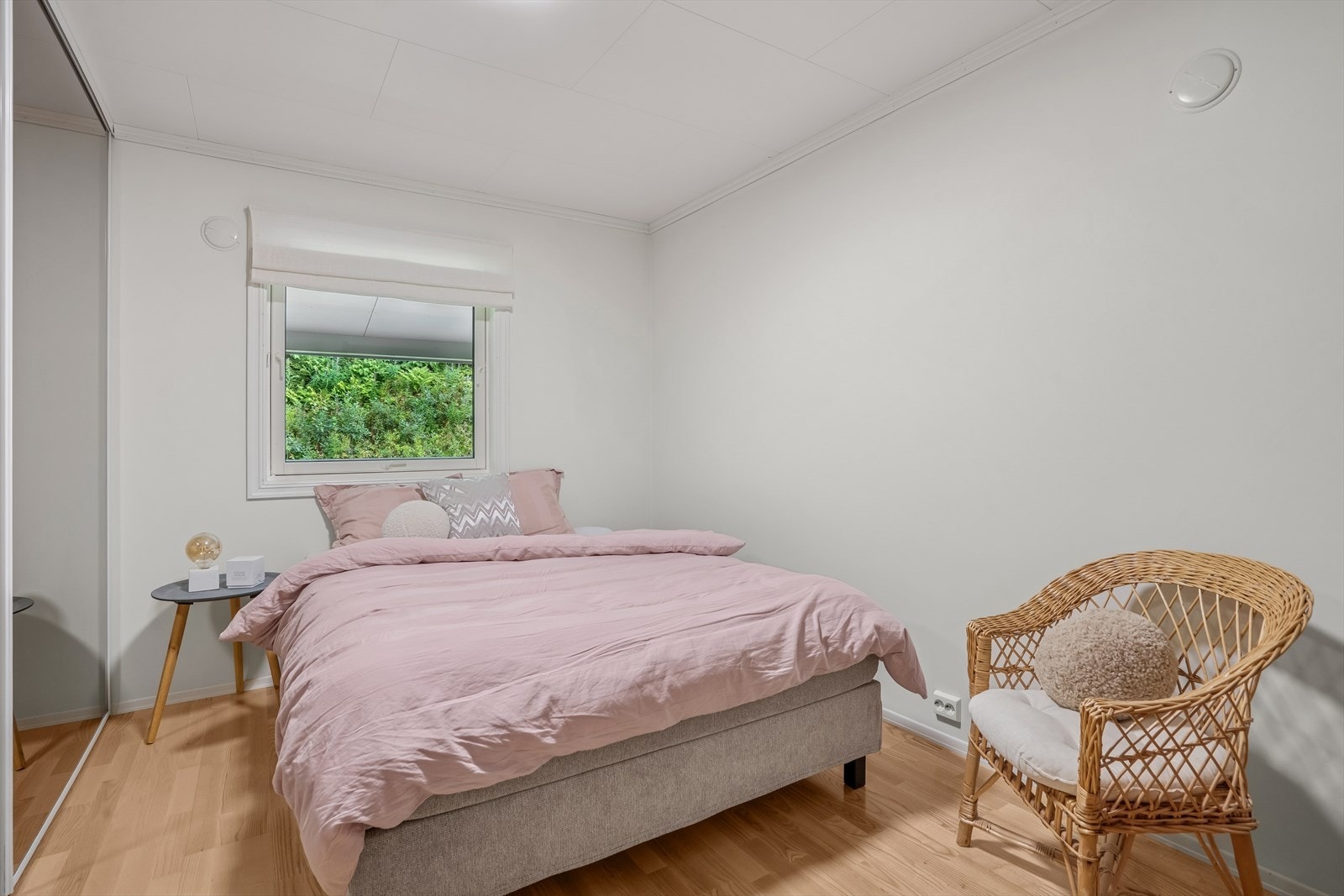 Soverom to kan enkelt innredes med dobbeltseng, nattbord og garderobeskap med skyvedører i speil. Galleribilde