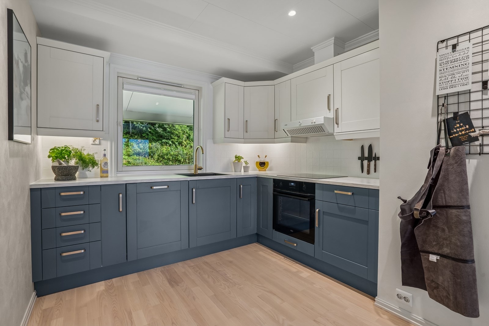 Kjøkkenet har en funksjonell L-formet løsning som gir effektiv utnyttelse av rommet og god arbeidsflyt. Galleribilde