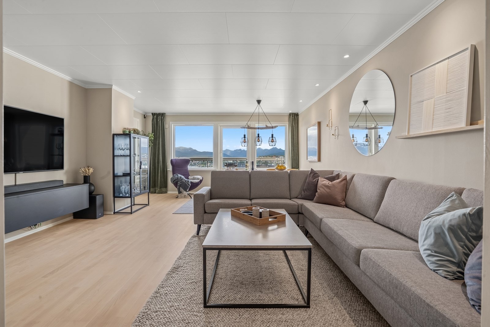 Downlights i taket sørger for god belysning og skaper en behagelig atmosfære både på dag- og kveldstid. Galleribilde