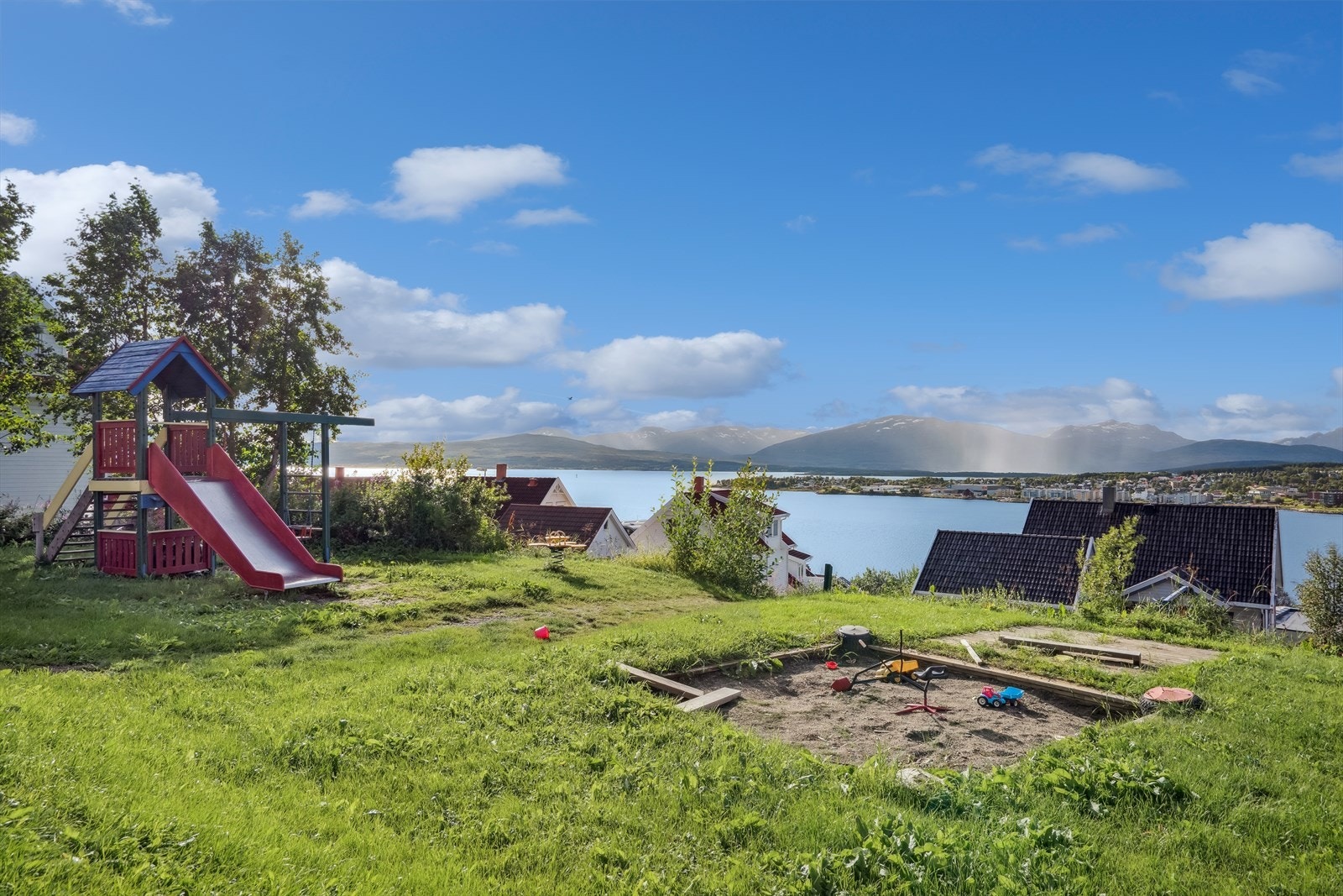 Sameiets tomt er på ca. 1 604 m² og er pent opparbeidet med en god kombinasjon av funksjonelle og grønne arealer. Galleribilde