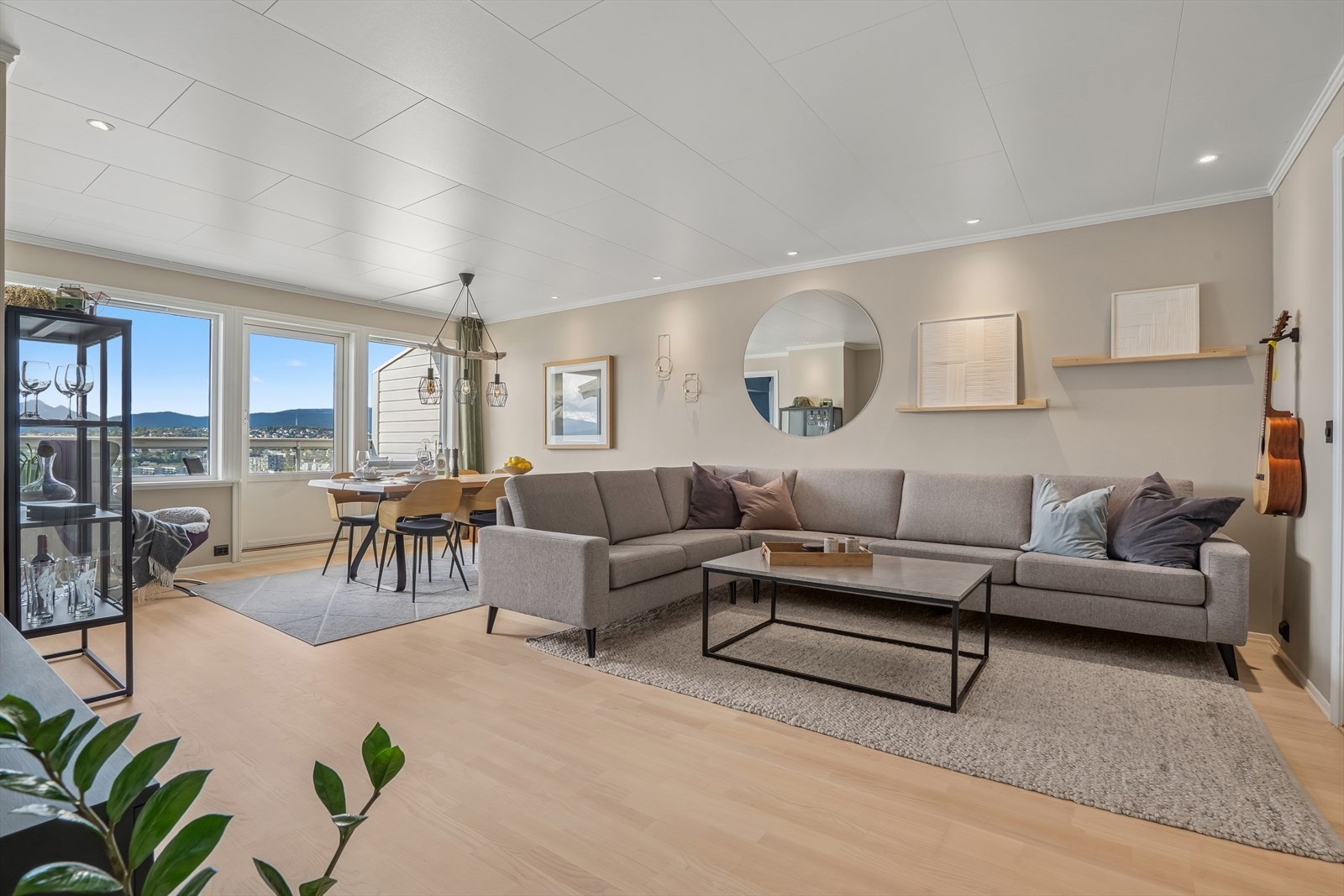 Stuen er et lyst og innbydende rom med pene, moderne overflater og parkett på gulvet som gir et varmt og stilrent uttrykk. Galleribilde