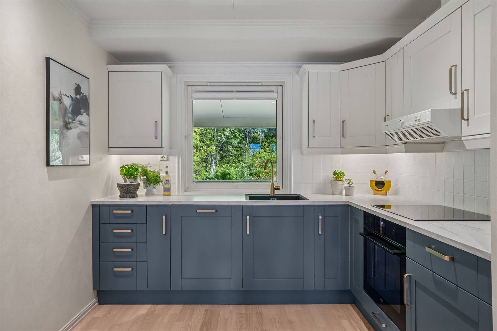 Kjøkkenet er utstyrt med alle nødvendige hvitevarer, inkludert stekeovn, induksjonstopp, oppvaskmaskin og kjøleskap. Galleribilde