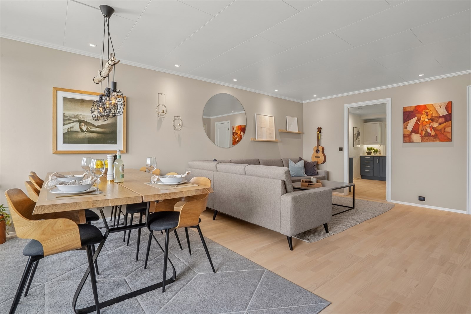 I samme rom er det god plass til et stort spisebord, perfekt for hyggelige måltider med familie og venner. Galleribilde