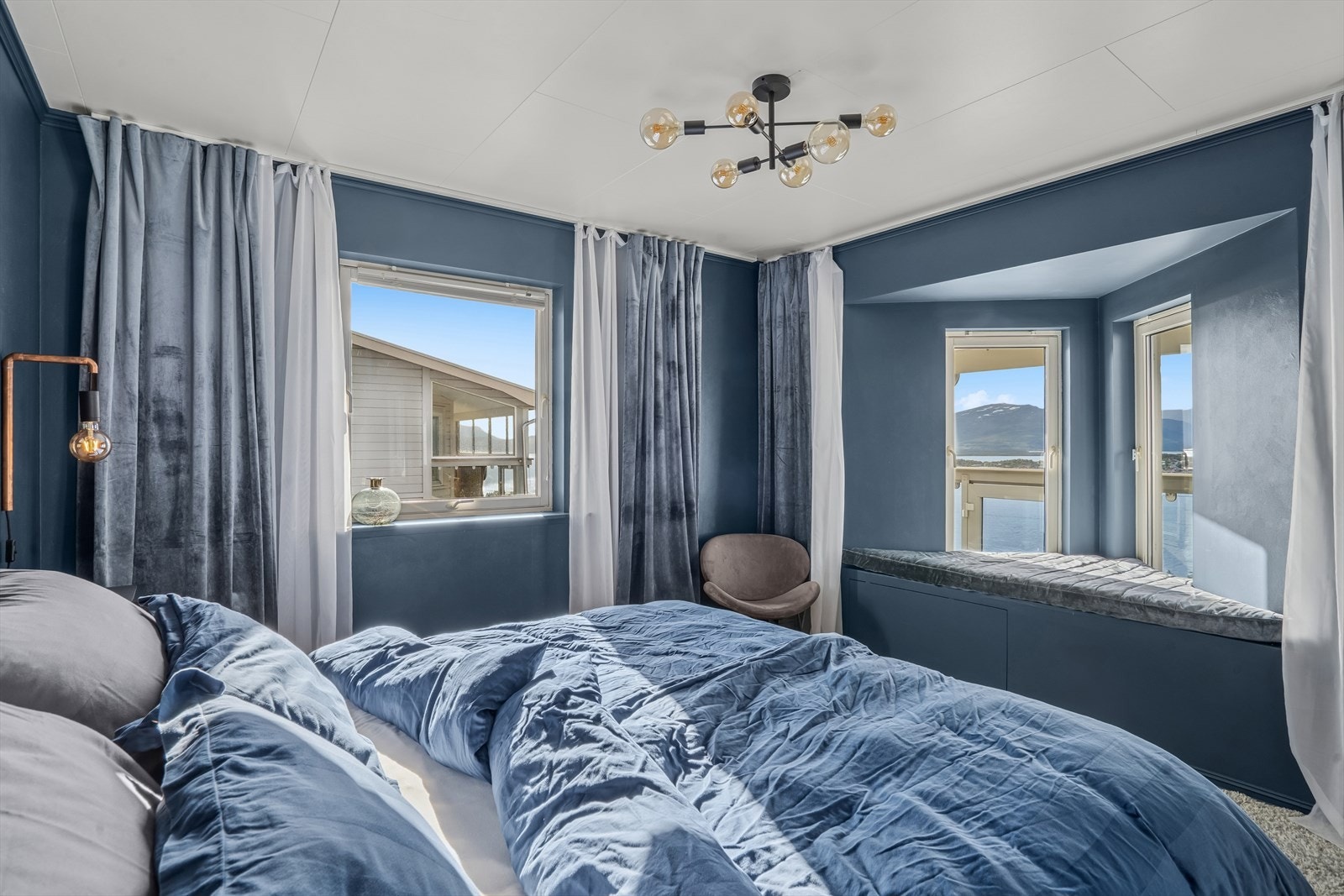 Soverom en har mørke overflater som gir en lun og behagelig følelse - samt en egen sitteplass hvor du kan nyte den flotte utsikten. Galleribilde