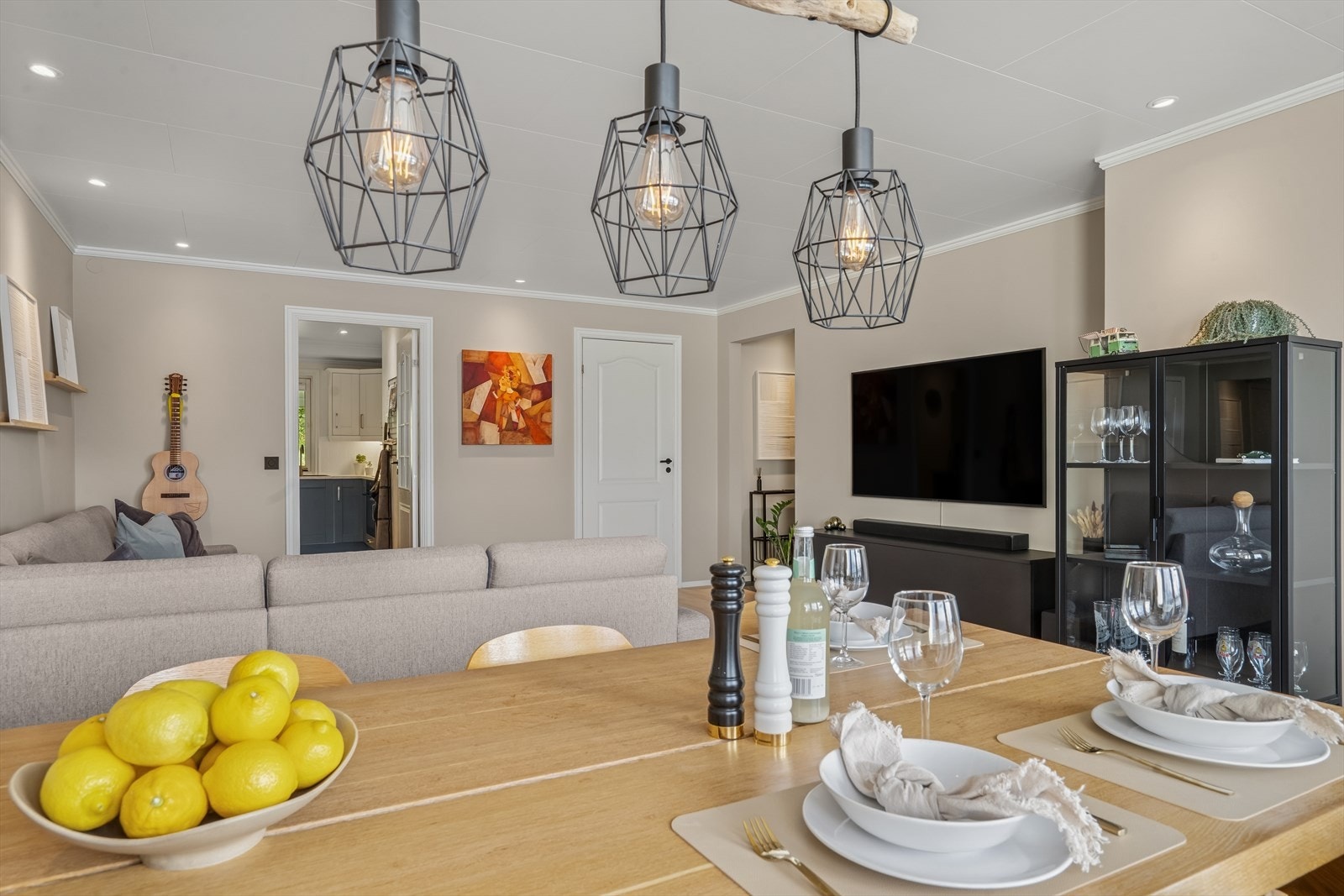 Stuen har god plass og kan enkelt innredes med ønsket belysning - skap din egen stemning og stil. Galleribilde