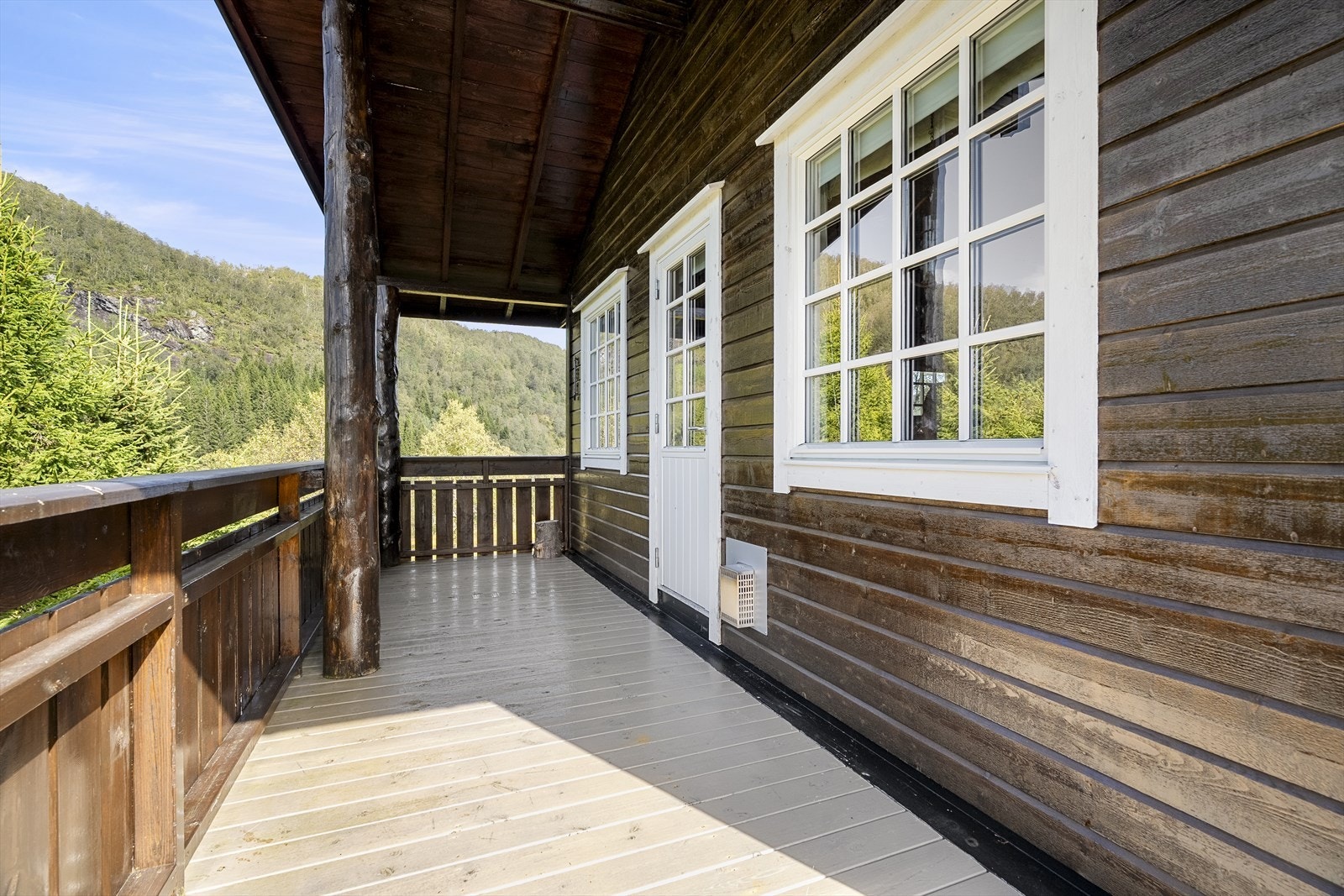 Takoverbygd terrasse med adkomst inn til stova Galleribilde