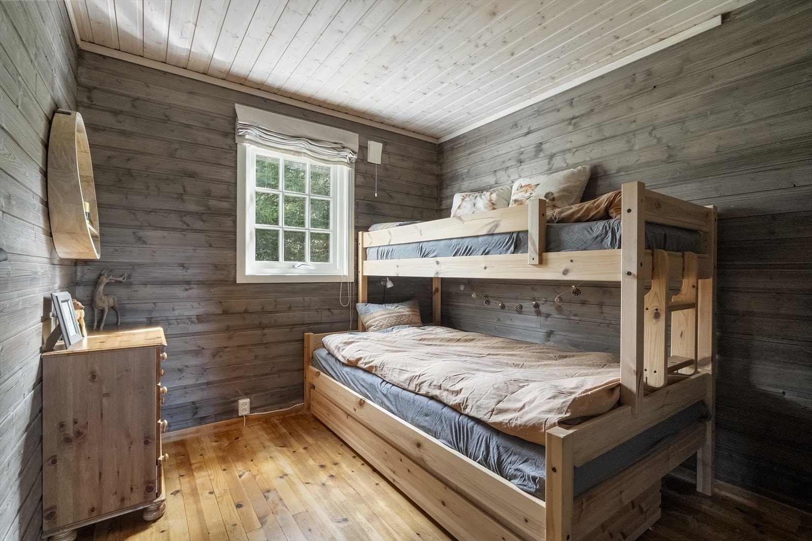 Soverom nr.1 innreda med familiekøye Galleribilde