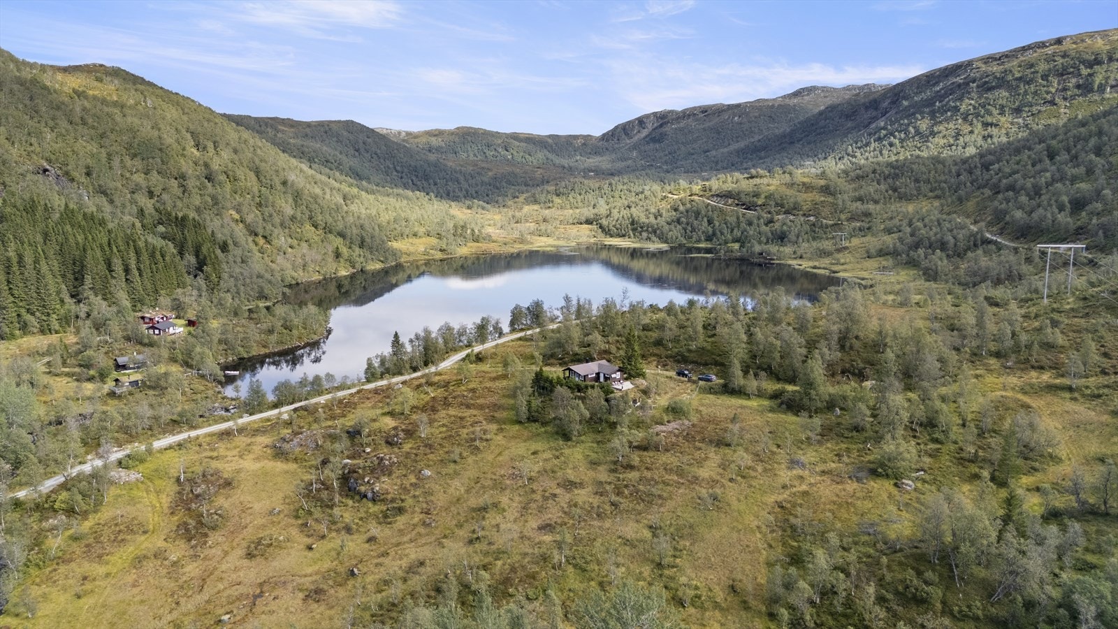 Nede ved stølsvatnet følg det med ein robåt - fiske i vatnet må avtalast med grunneigar Galleribilde