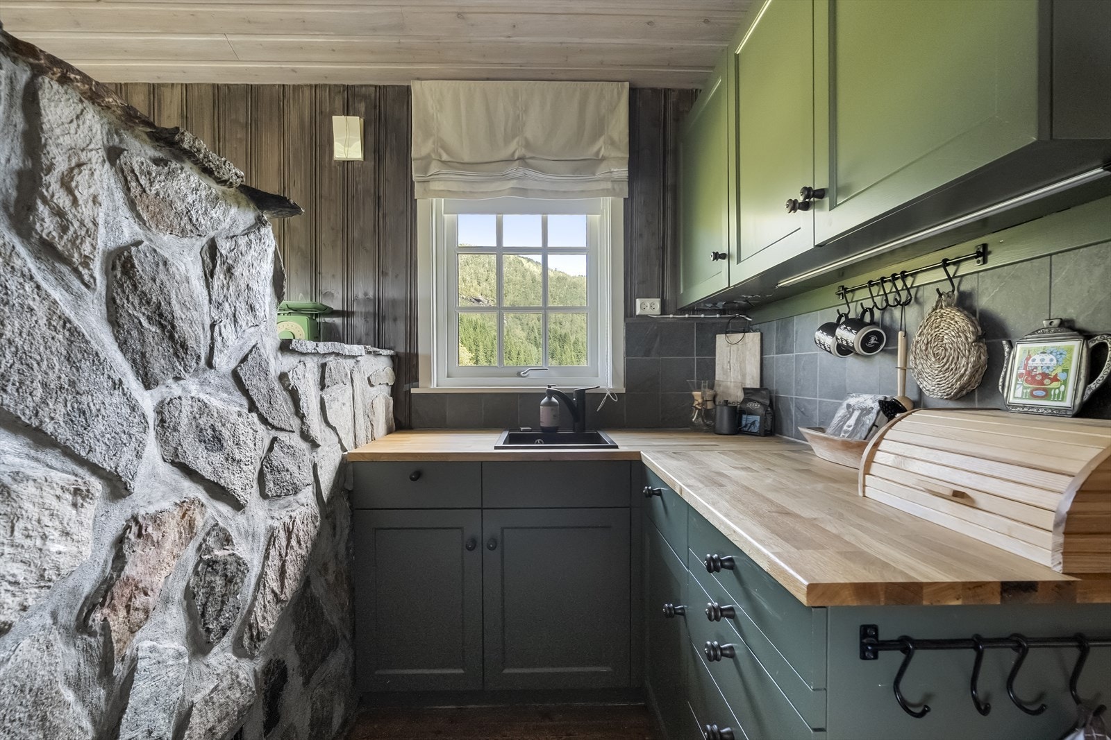 Kjøkkenet er også overflatemodernisert dei siste åra - det er også skifta benkeplate og servant Galleribilde