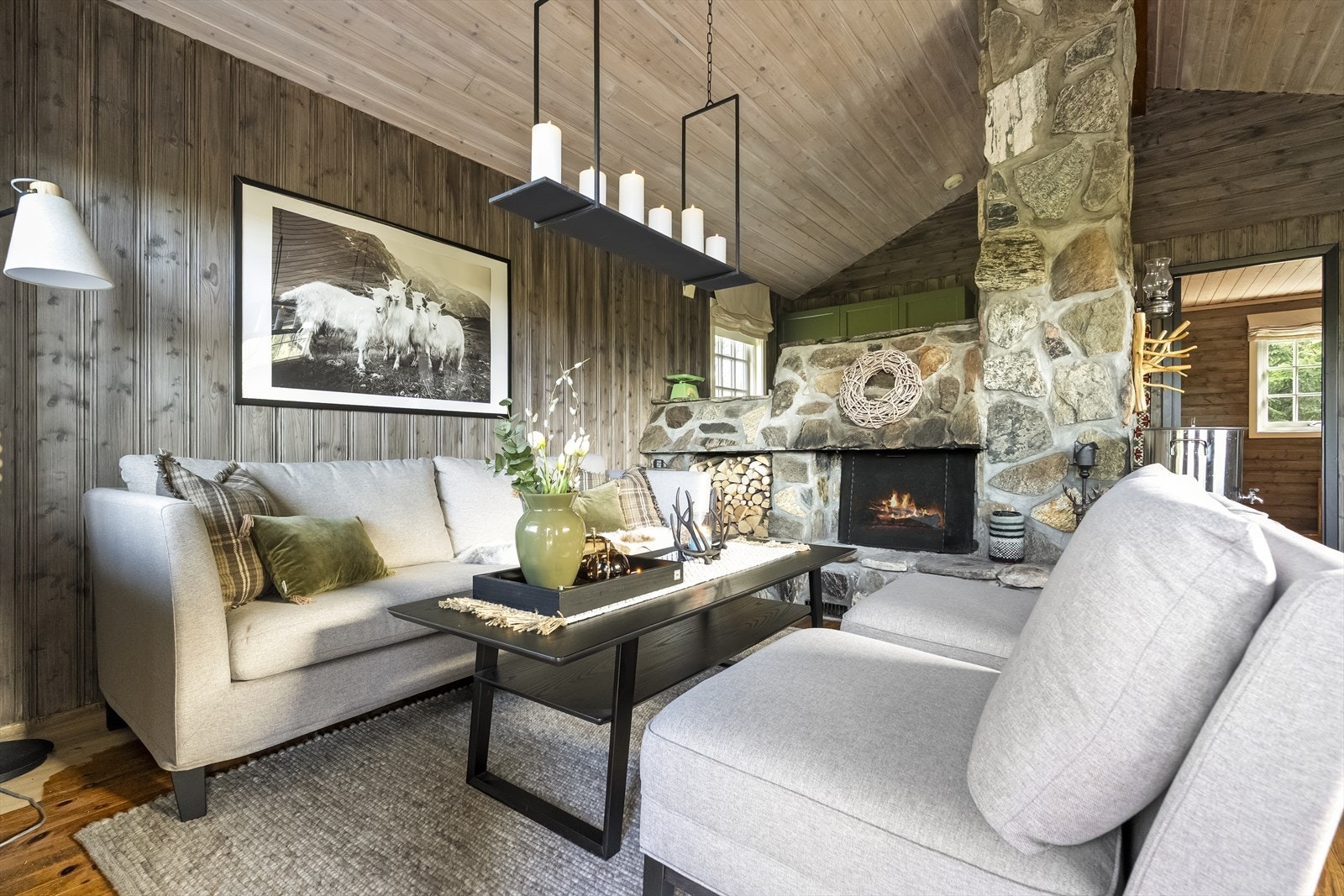 Innvendig er hytta overflatemodernisert dei siste åra Galleribilde