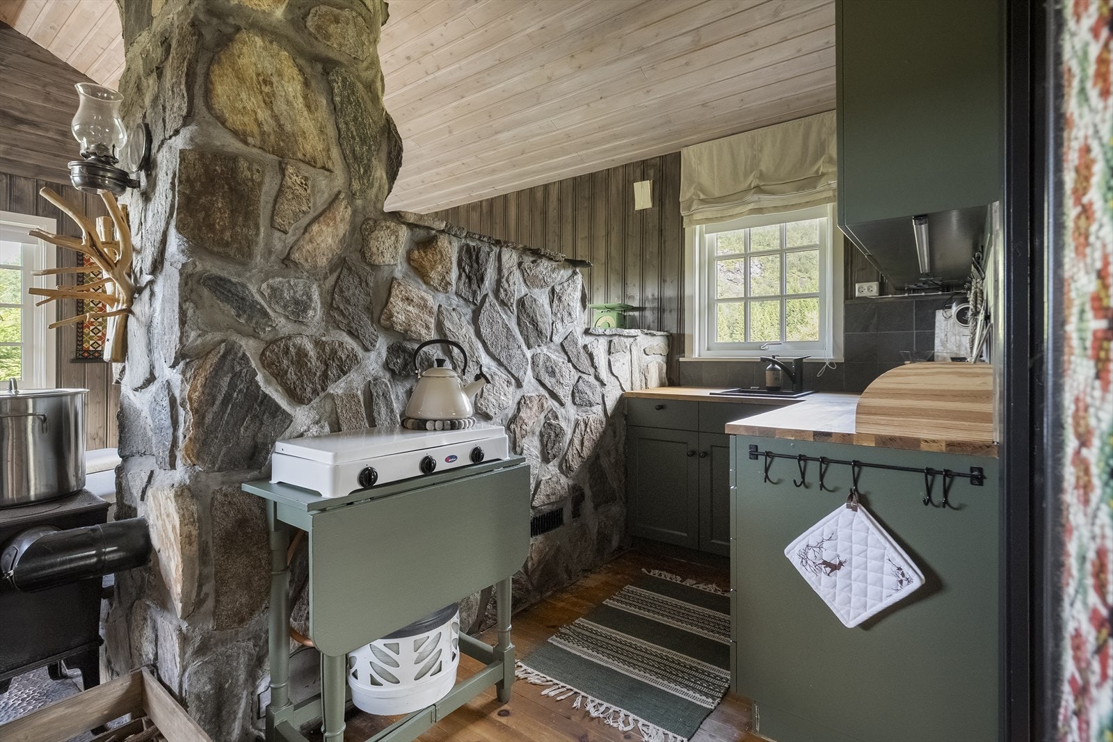 Kjøkkenet ligg i delvis opa løysing med stova Galleribilde