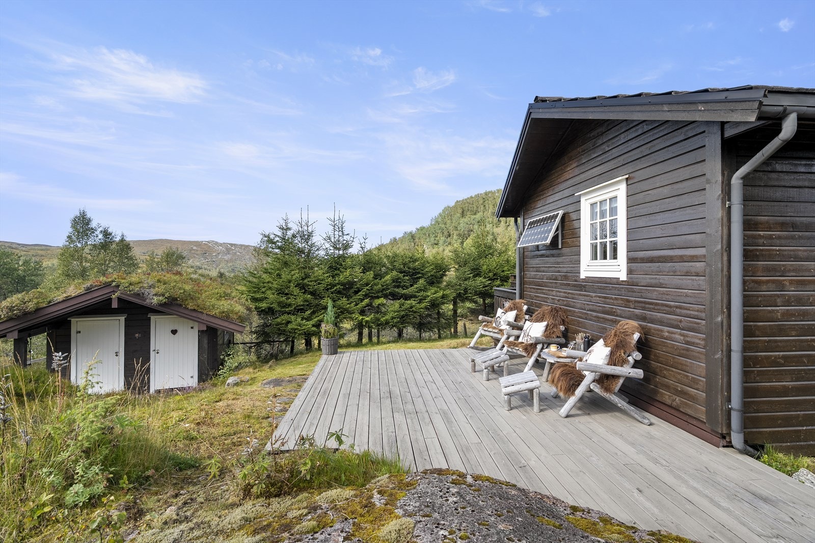 Rundt hytta er det fleire fine uteplassar Galleribilde