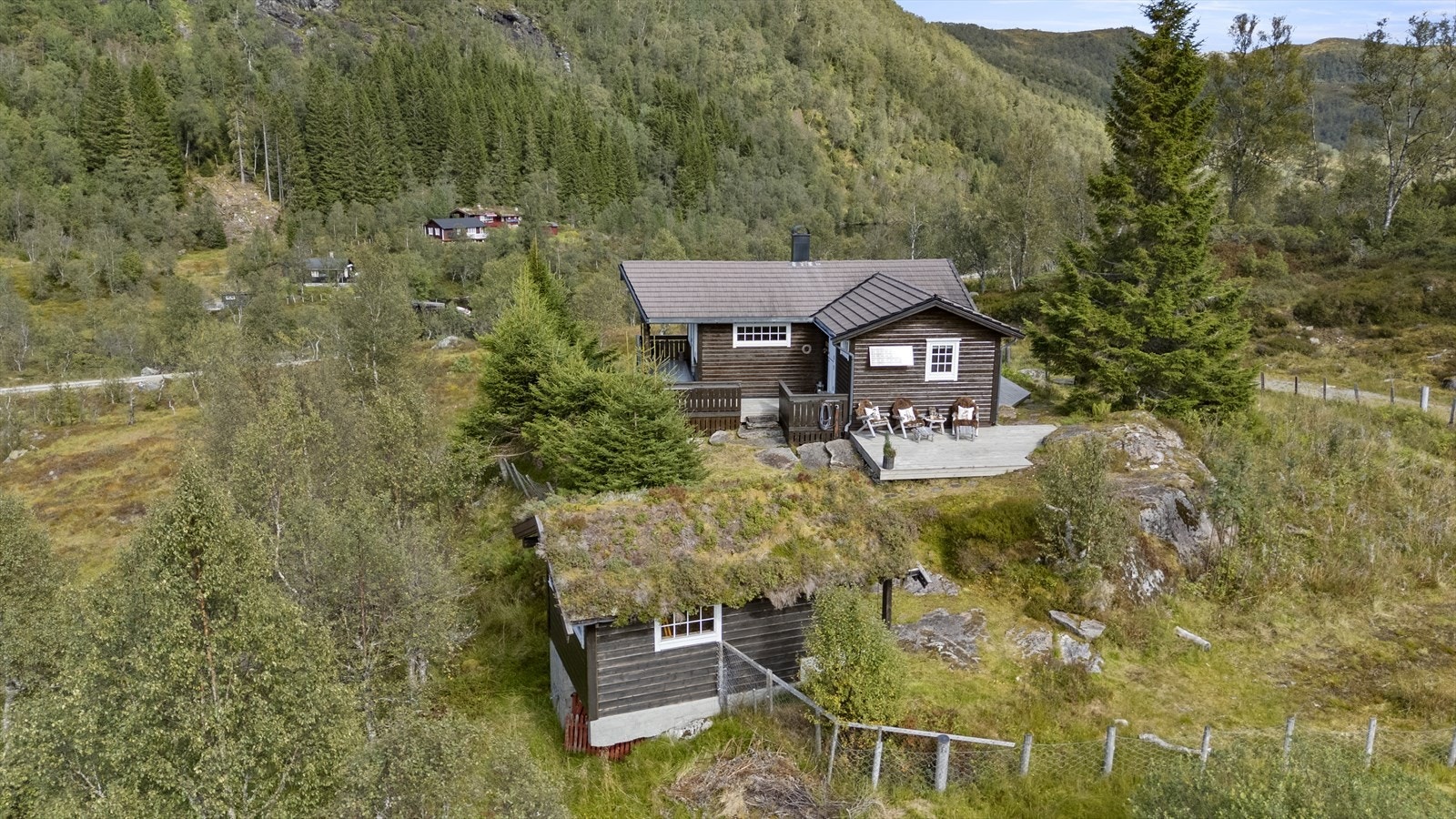 På tomta er det oppført eit uthus som er innreda med utedo og vedbod Galleribilde