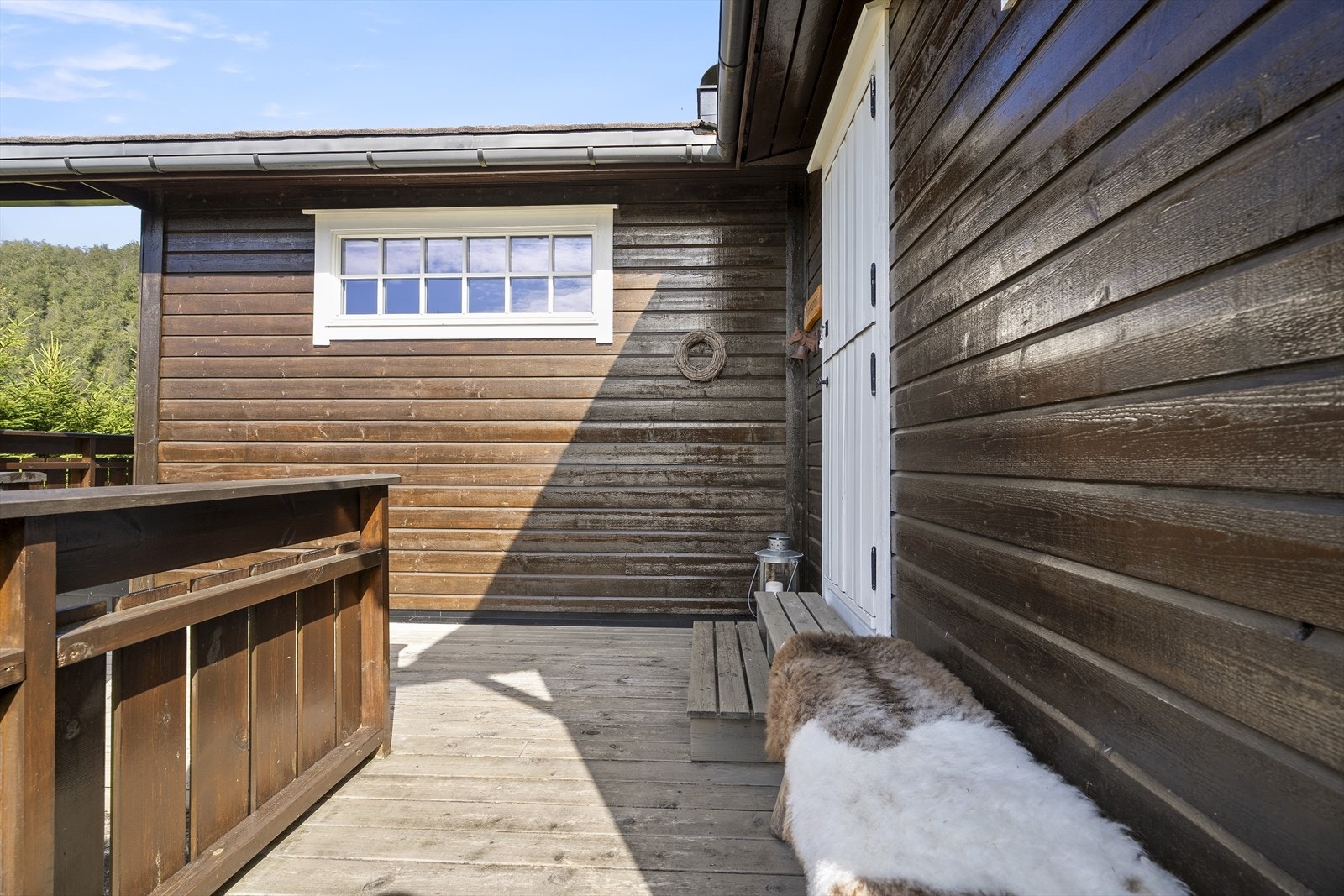 Hytta er jevnleg og godt vedlikeholdt utvendig Galleribilde