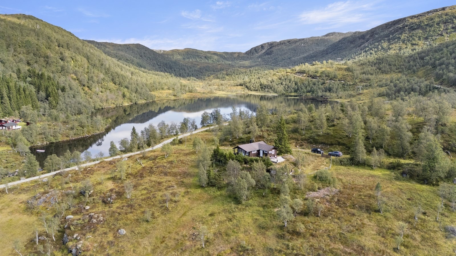 Eigedomen ligg fint til i stølsområde i fjellet over Dalsfjorden i Sunnfjord kommune Galleribilde