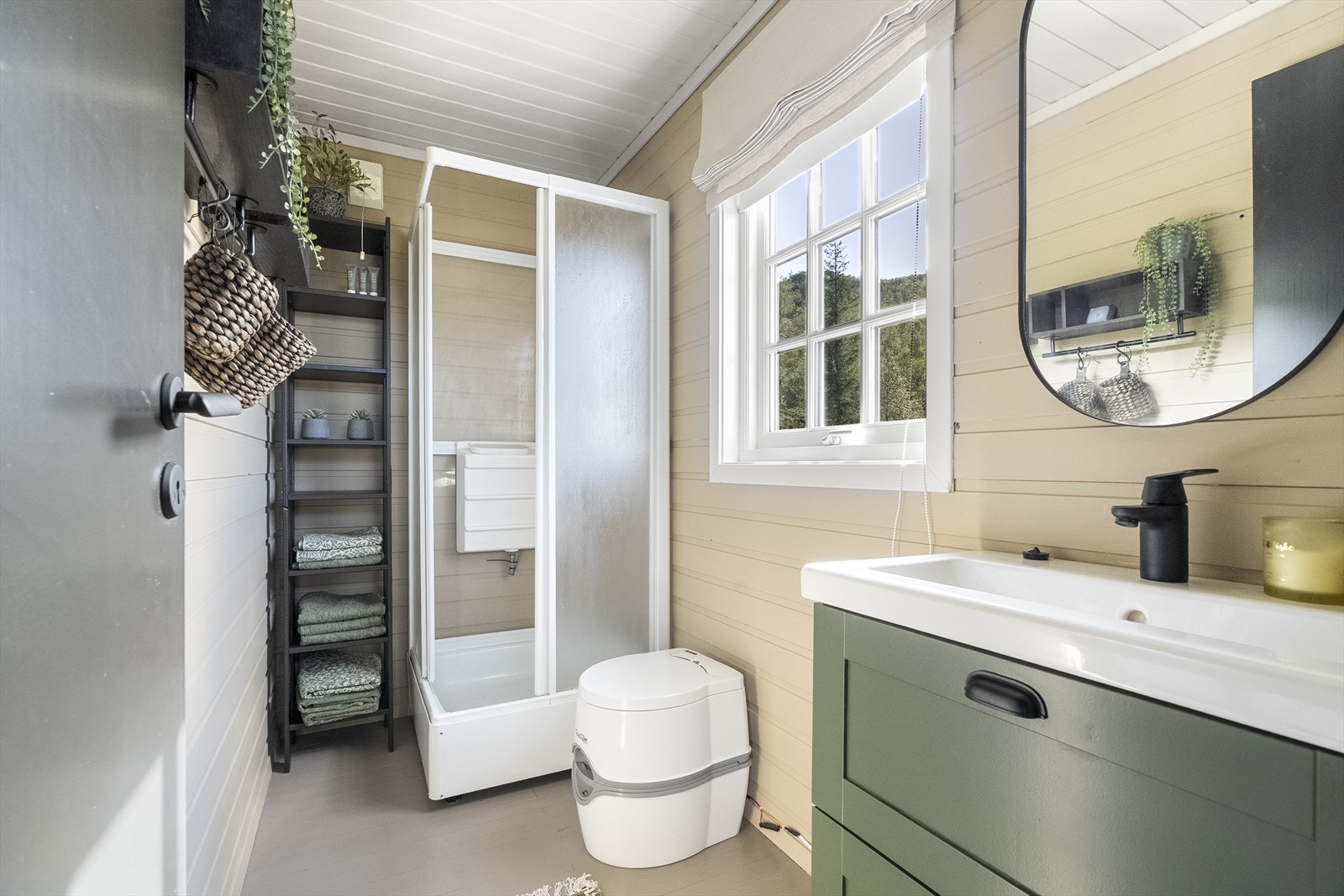 Hytta er innreda med eit enkelt bad Galleribilde