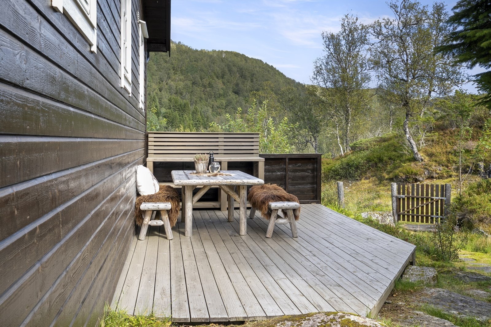Det er opparbeida uteplass også ved sør-øst fasaden på hytta Galleribilde