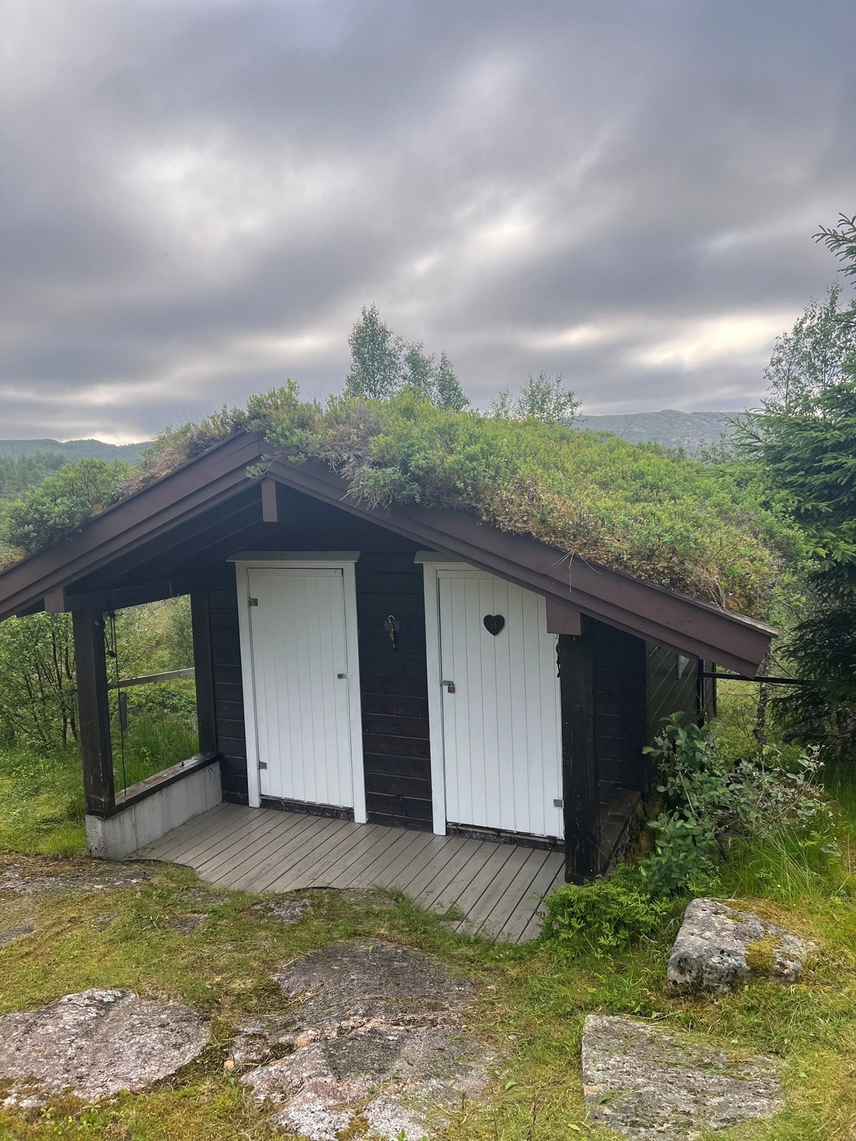 Uthuset på eigedommen er innreda med utedo og bod Galleribilde