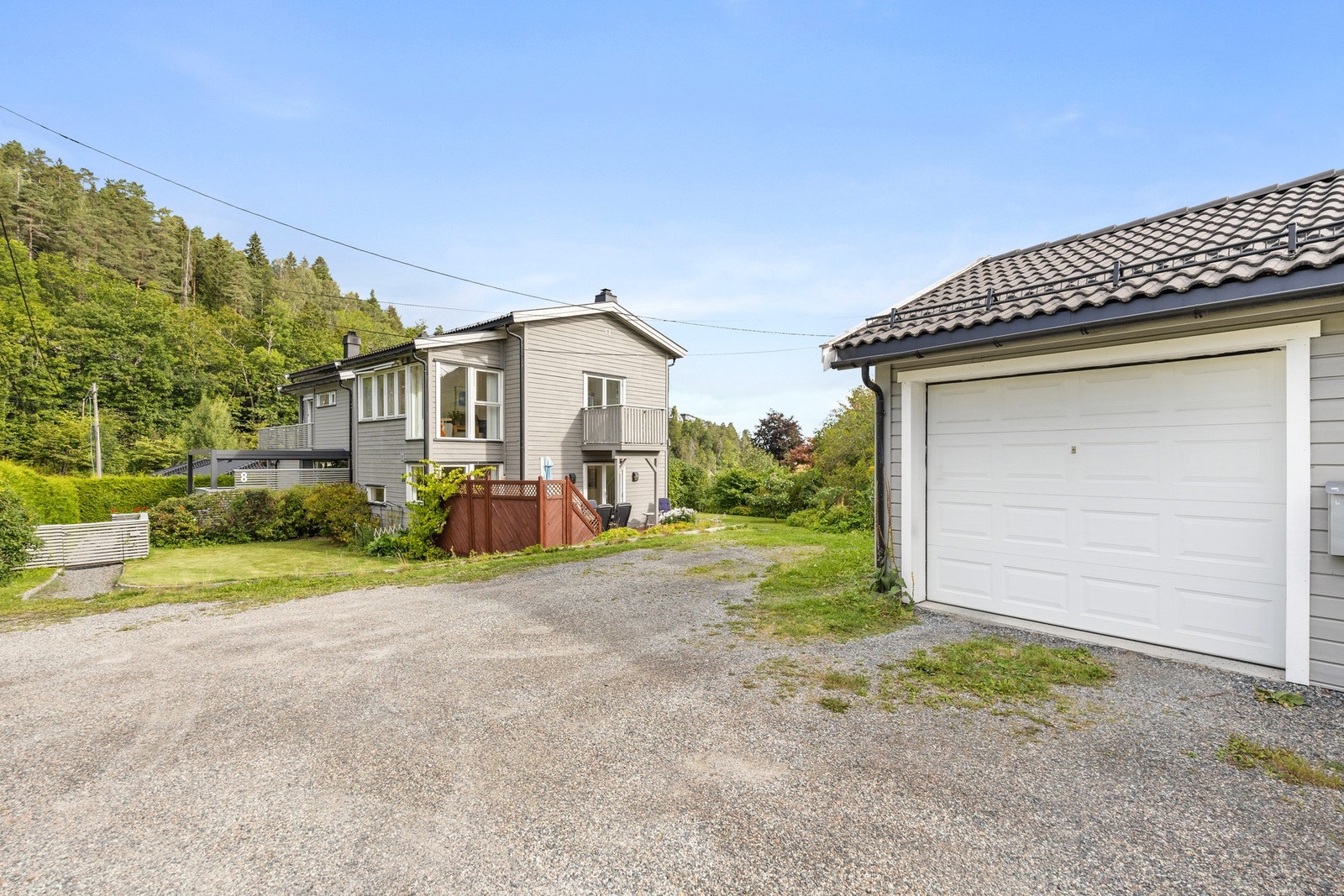 Det er gode parkeringsmuligheter på tomten og i garasje Galleribilde