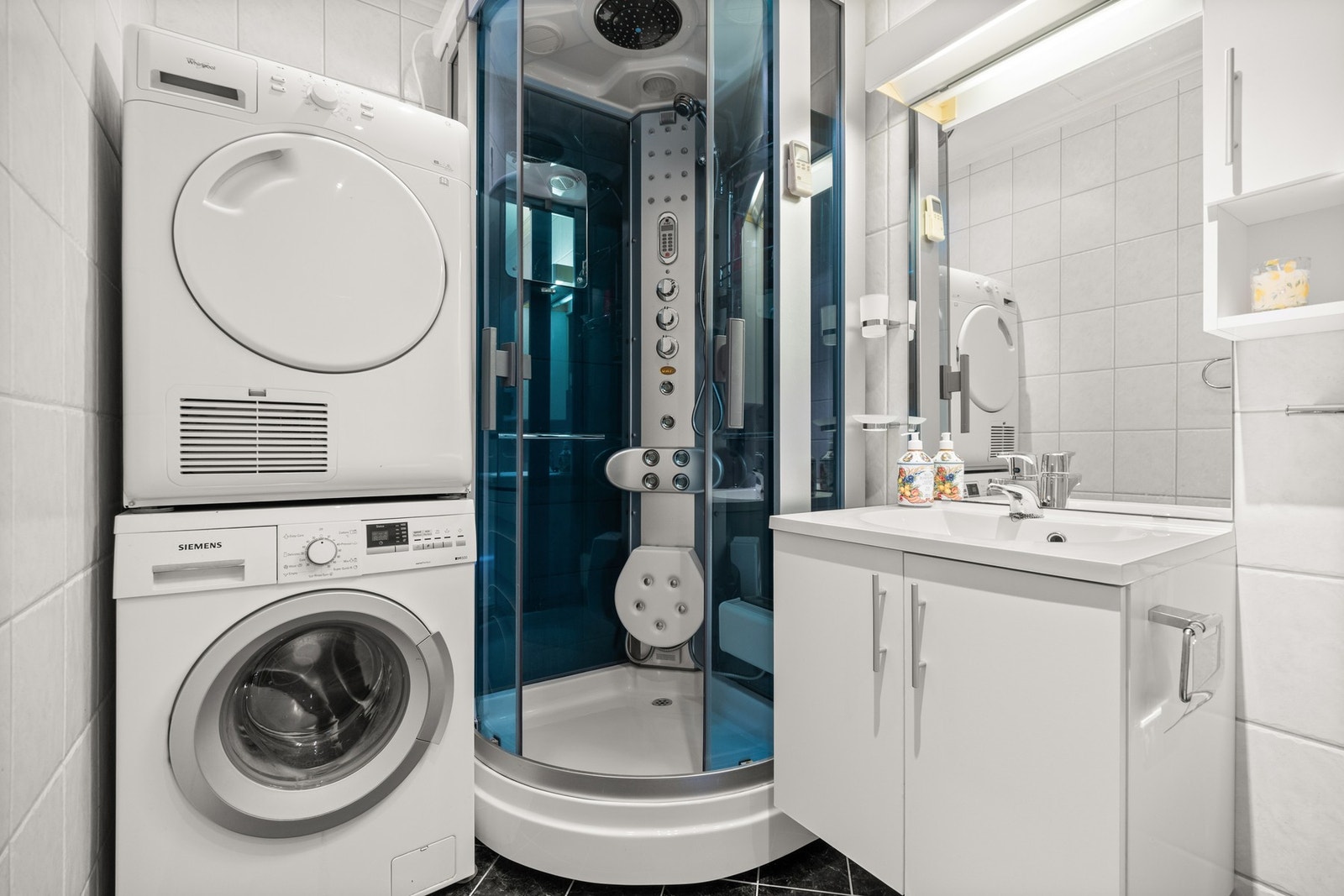 Badet i 1. etasje har også flislagte overflater og gulvvarme Galleribilde