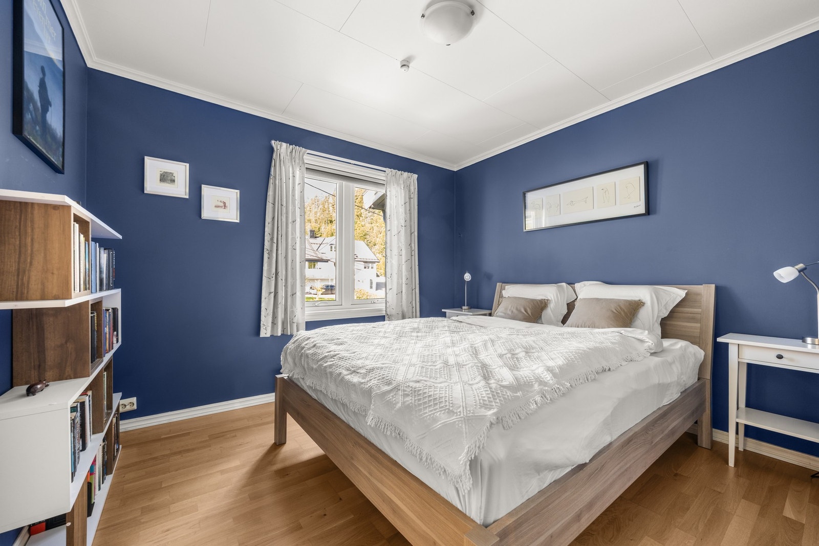 Boligen har 3 soverom av god størrelse med god plass til dobbelseng, nattbord og tilhørende møblement Galleribilde