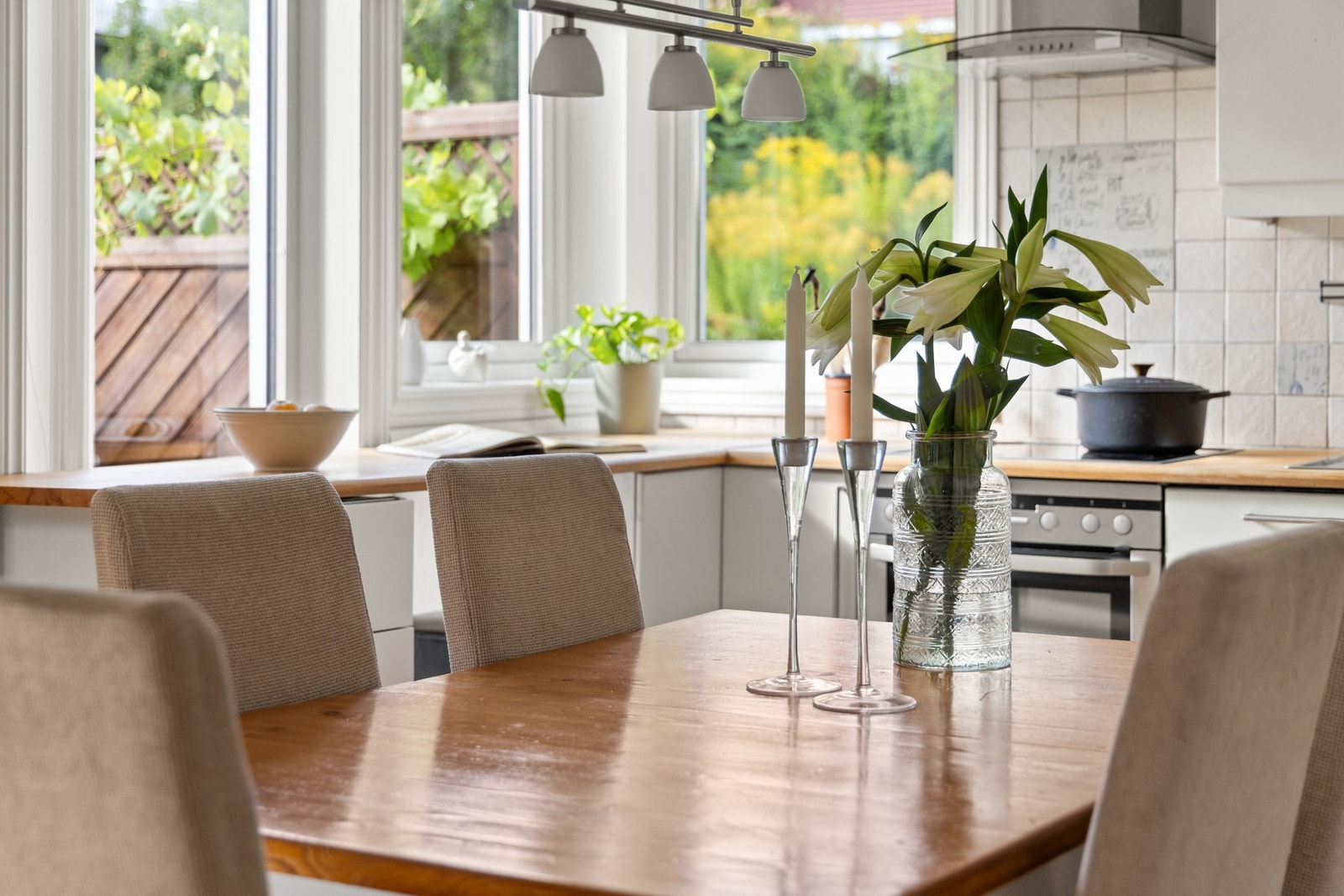 I tilknyttning til stue- og kjøkken er det god plass til langbord eller annen ønsket spisegruppe Galleribilde