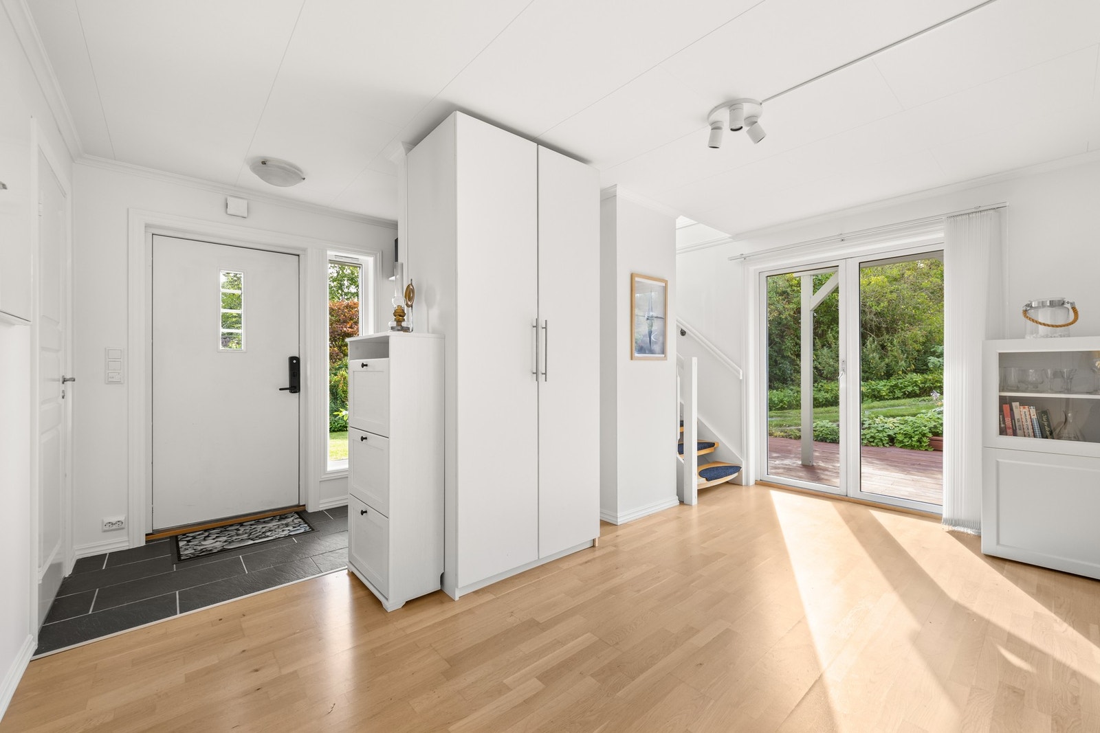 Velkommen inn! - Boligen har en lys og innbydende entre som gir et godt førsteinntrykk av boligen Galleribilde