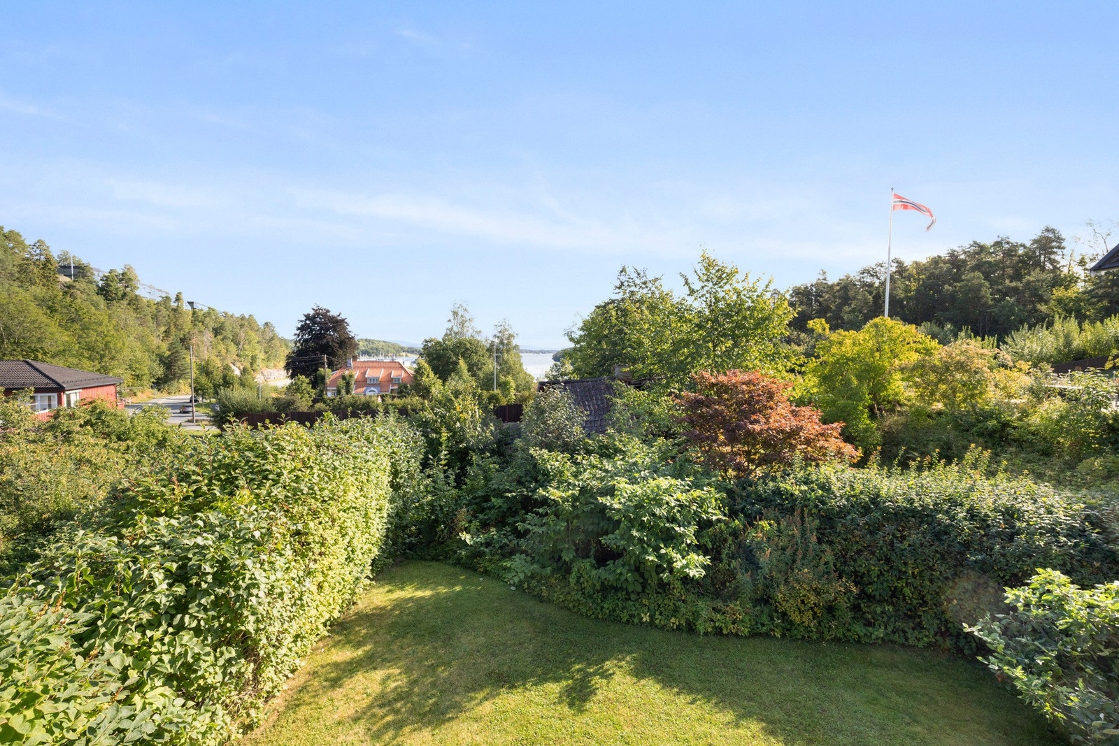 Boligen byr på en flott velholdt hage med god plass til lek og morro for både store og små Galleribilde