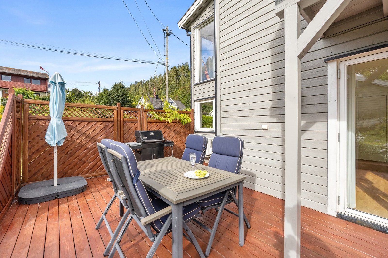 Fra boligens sosiale sone har du naturlig adkomst ut i eiendommens frodige uteområde Galleribilde