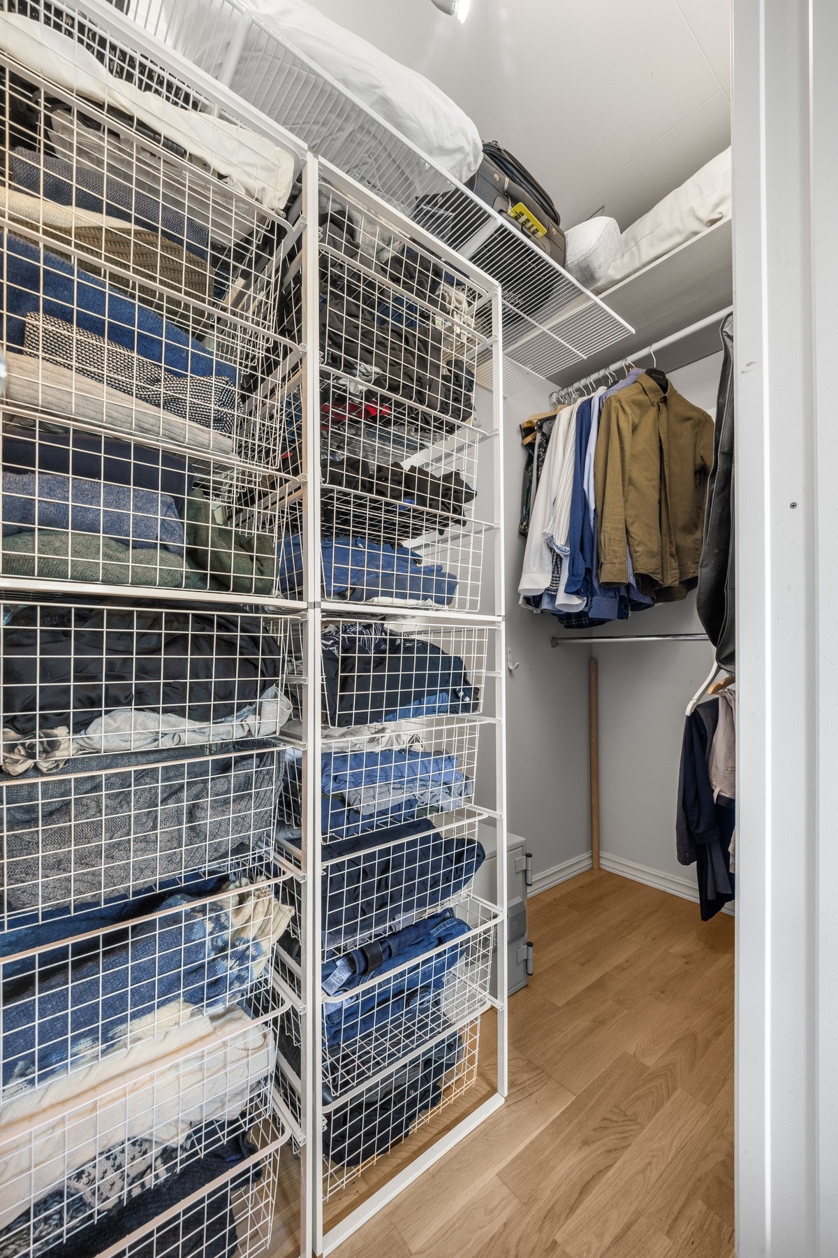 Hovedsoverommet har eget garderoberom med god plass til hele klesskapet Galleribilde